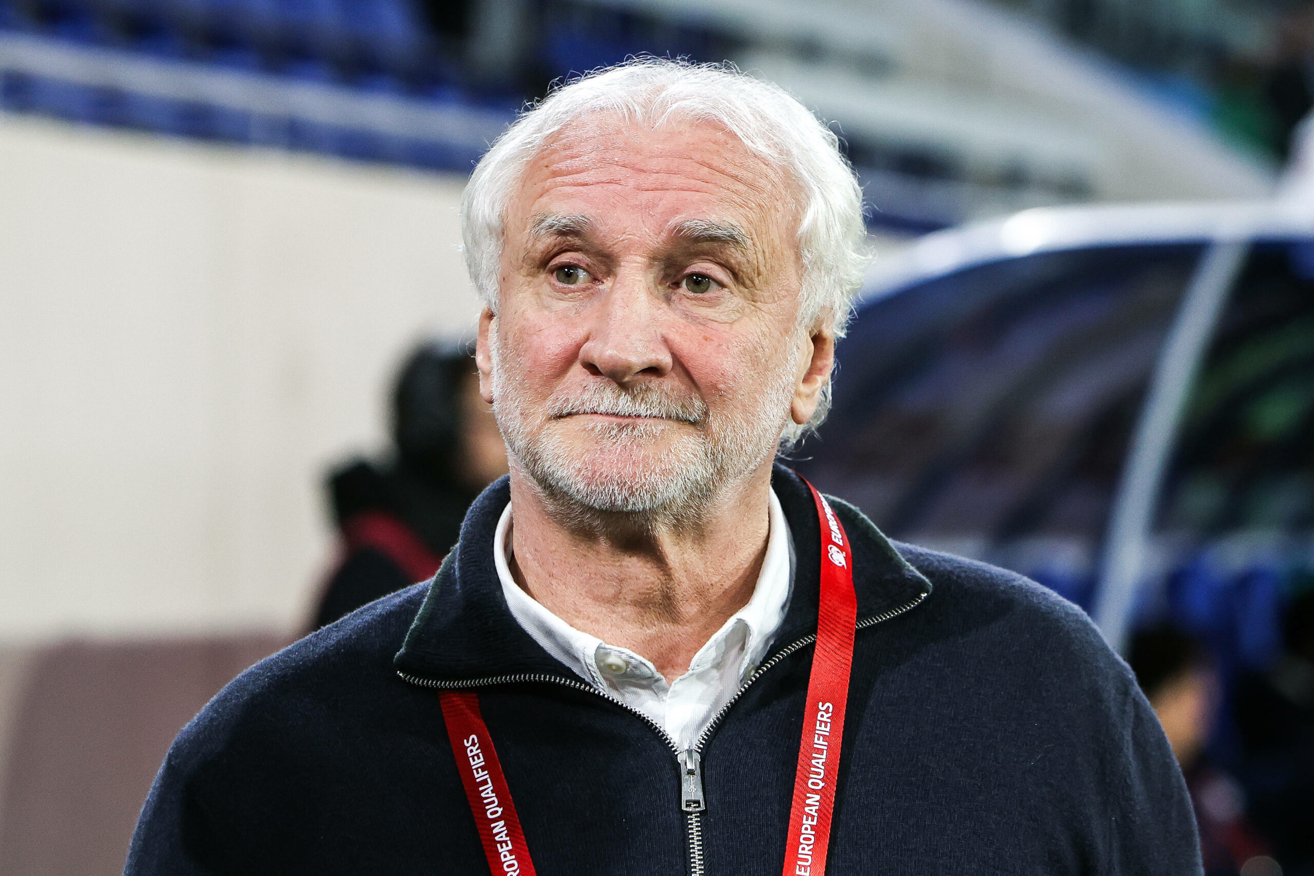 Rudi Völler schaut skeptisch