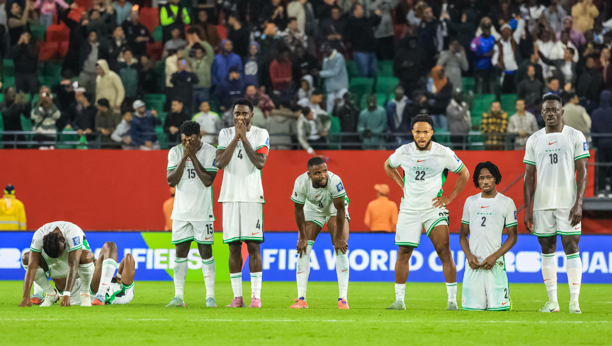 Nigerias Nationalspieler schauen enttäuscht am Rande des Elfmeterschießens