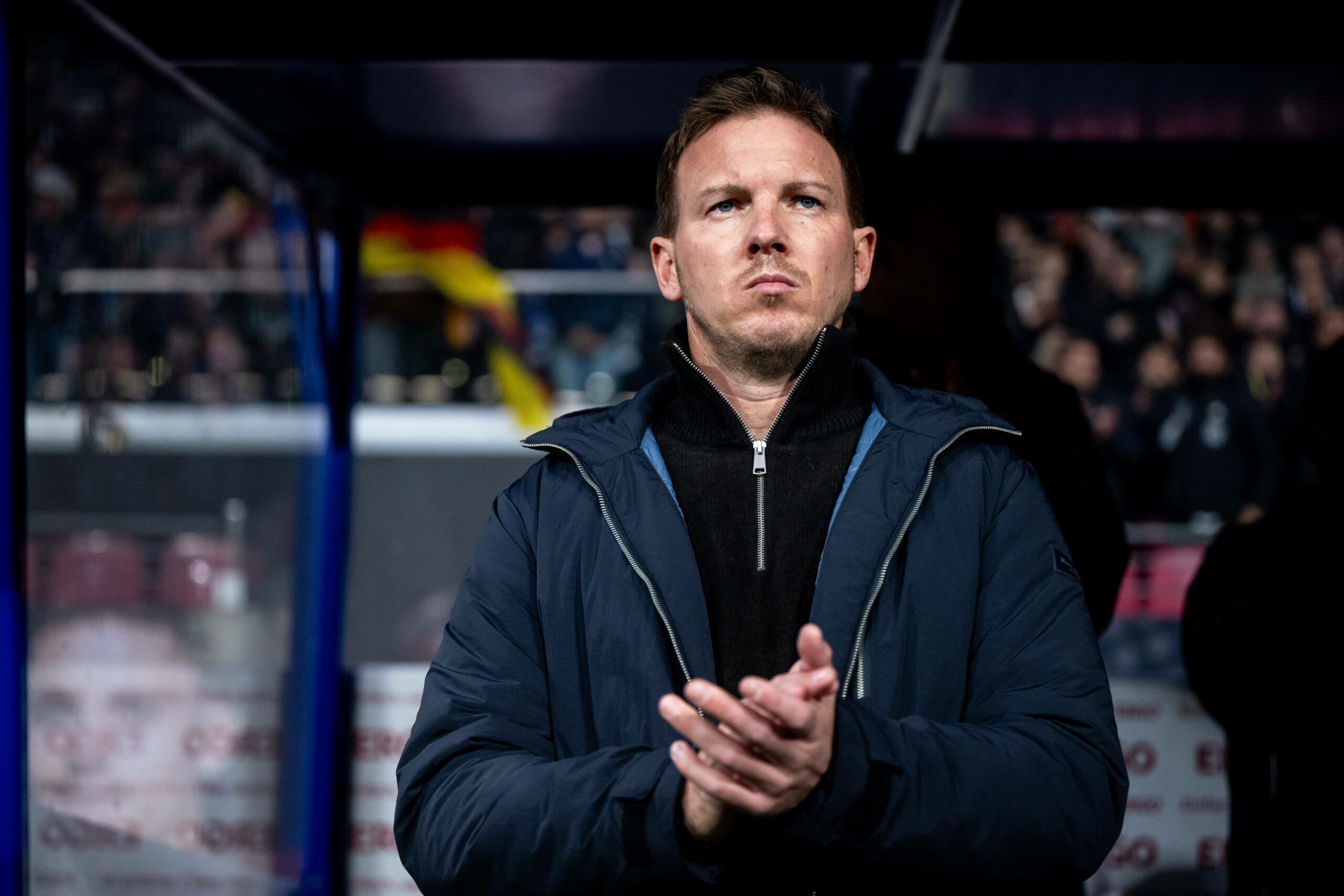 Julian Nagelsmann klatscht sich vor Spielbeginn in die Hände.