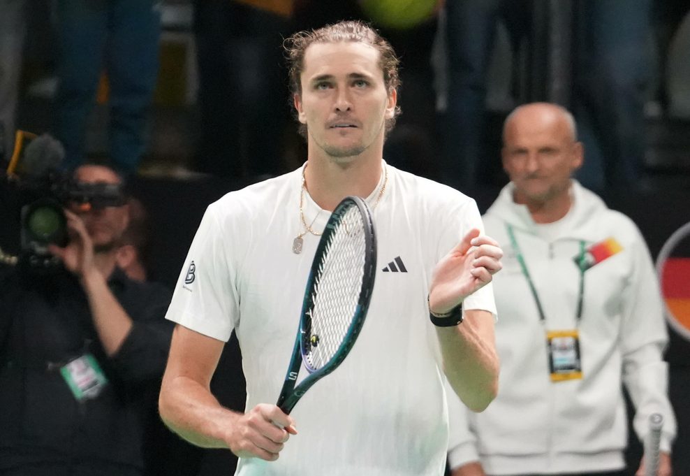 Alexander Zverev klatscht mit seinem Tennisschläger in der Hand