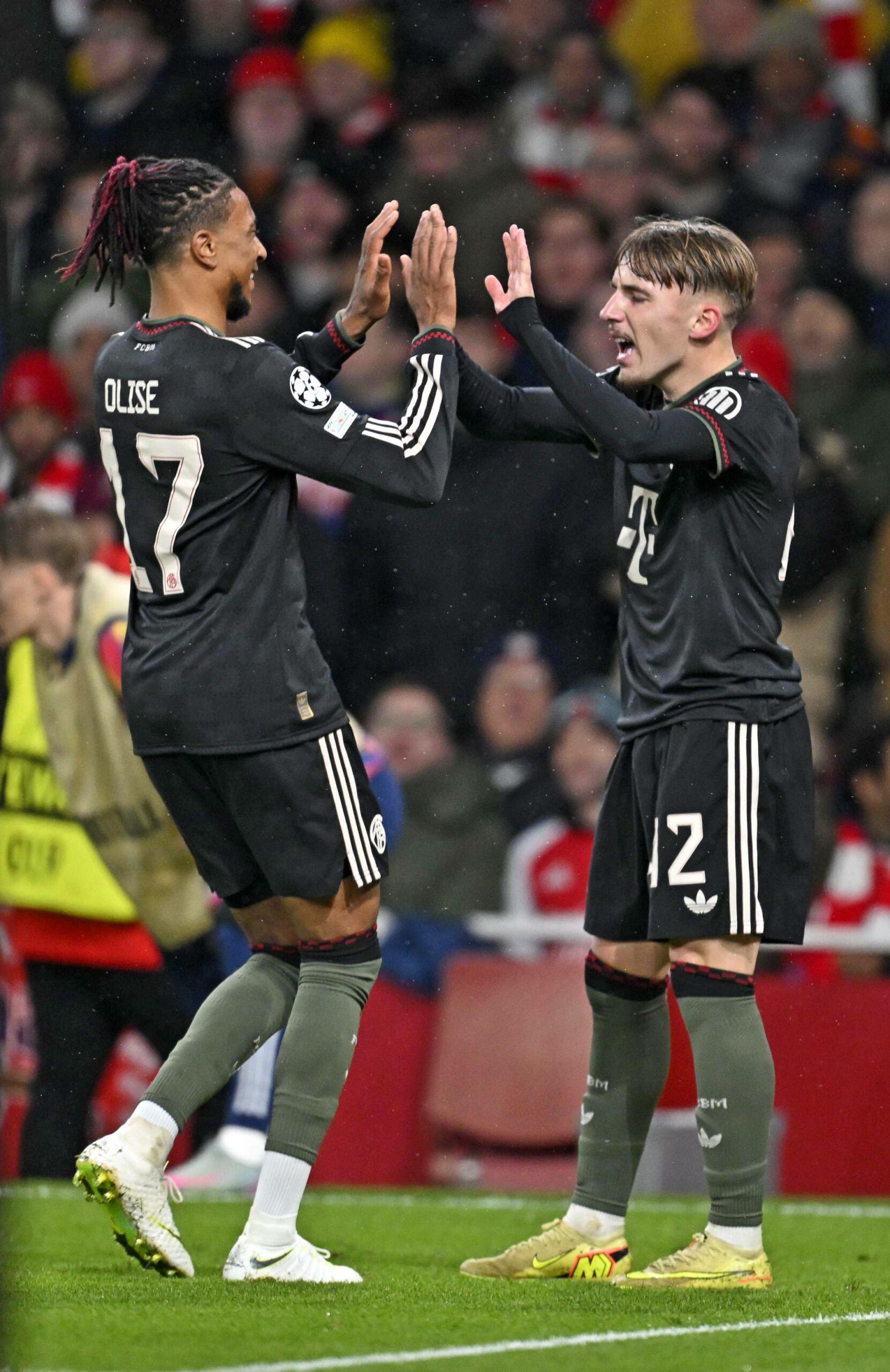 Michael Olise und Lennart Karl klatschen sich ab