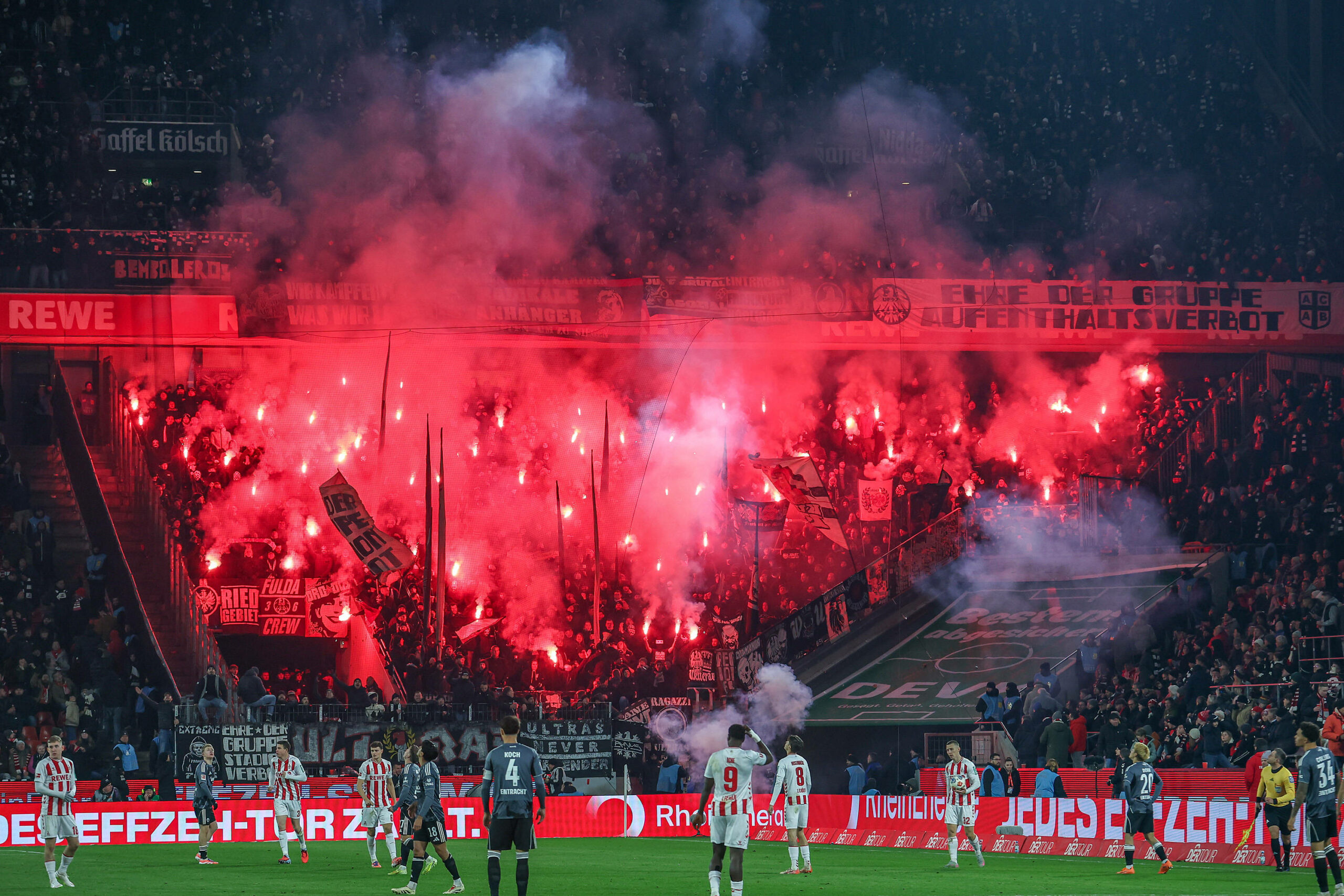 Fans von Eintracht Frankfurt zünden im Spiel gegen den 1. FC Köln Pyrotechnik
