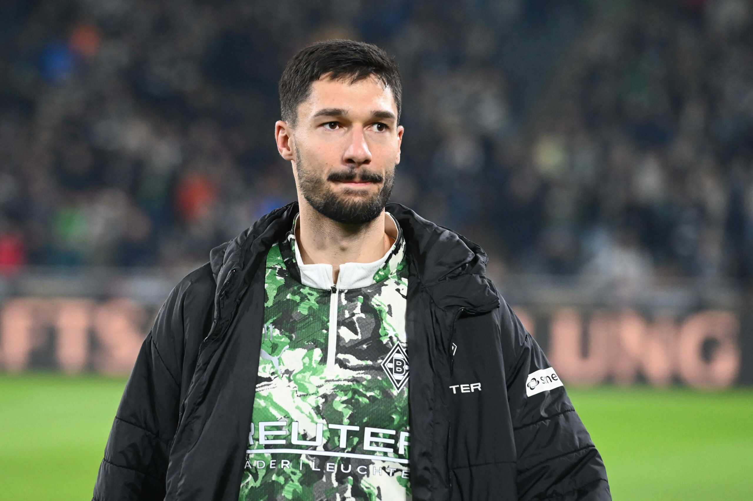 Tim Kleindienst schaut auf dem Spielfeld enttäuscht