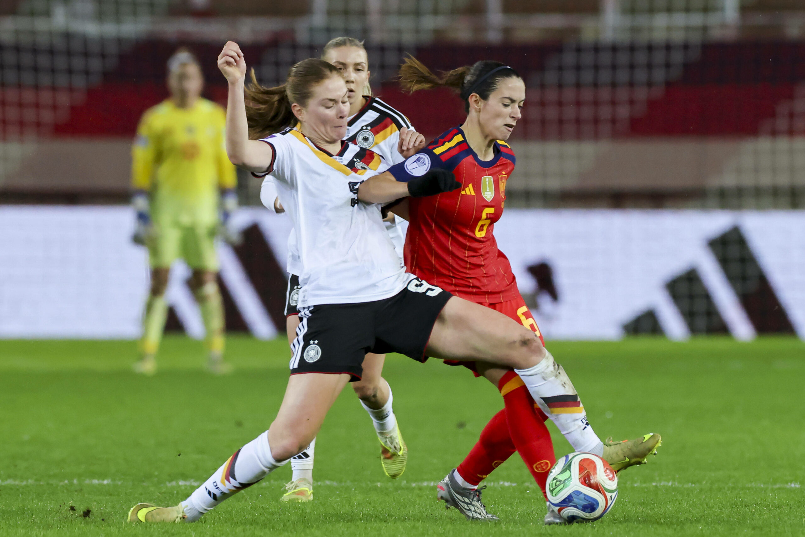 Spanien-Star Aitana Bonmati im Duell mit Deutschlands Sjoeke Nüsken