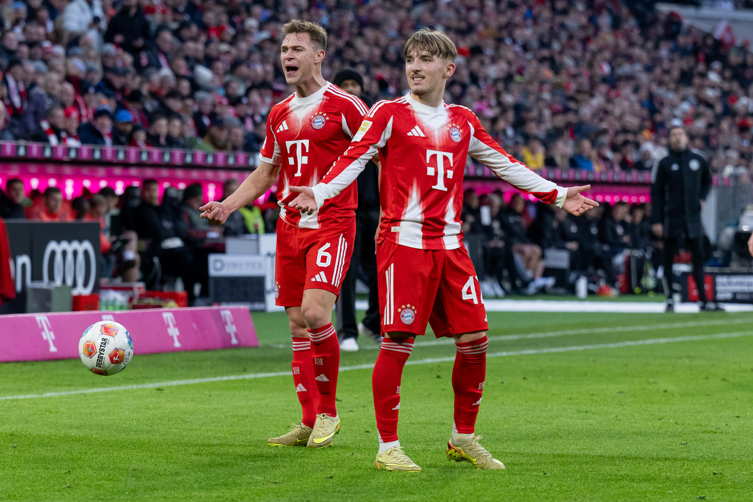Bayern-Spieler Joshua Kimmich und Lennart Karl jubeln auf dem Spielfeld
