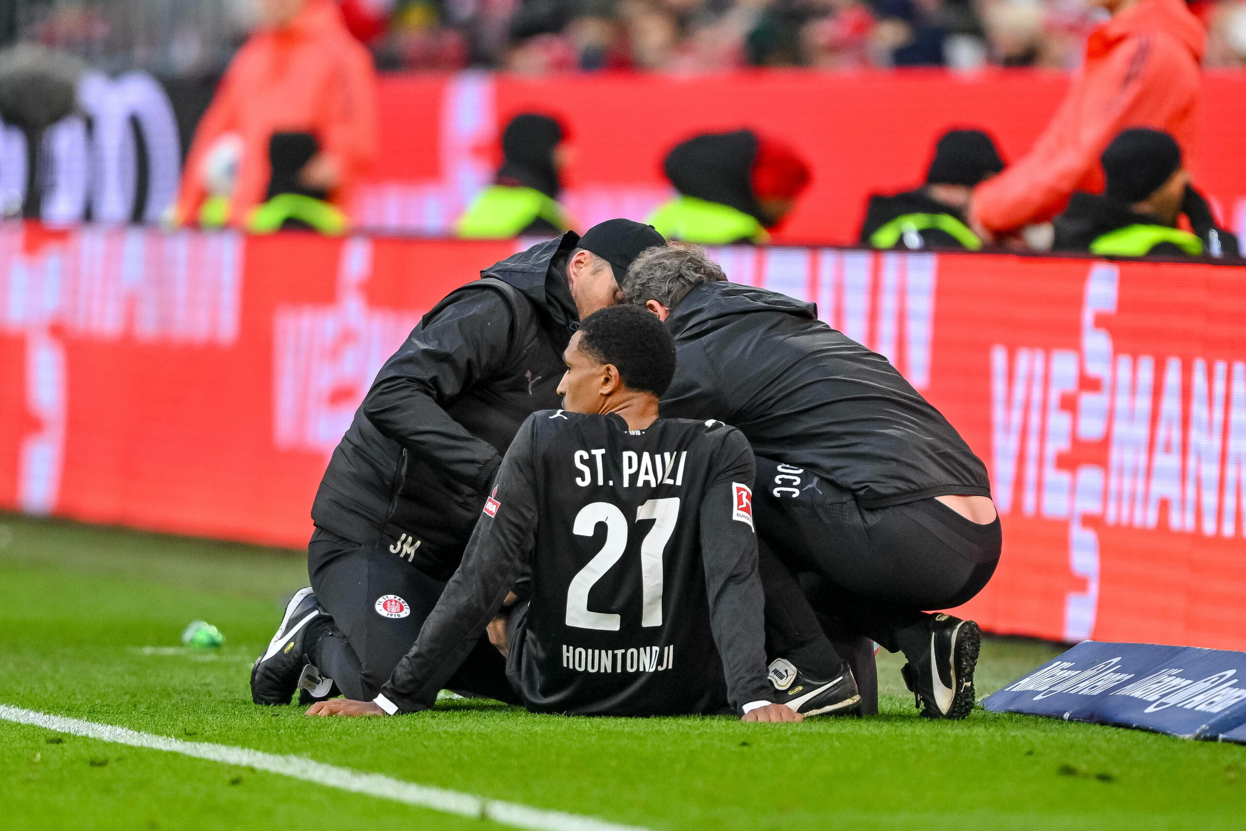 St. Paulis Andréas Hountondji verletzt am Boden