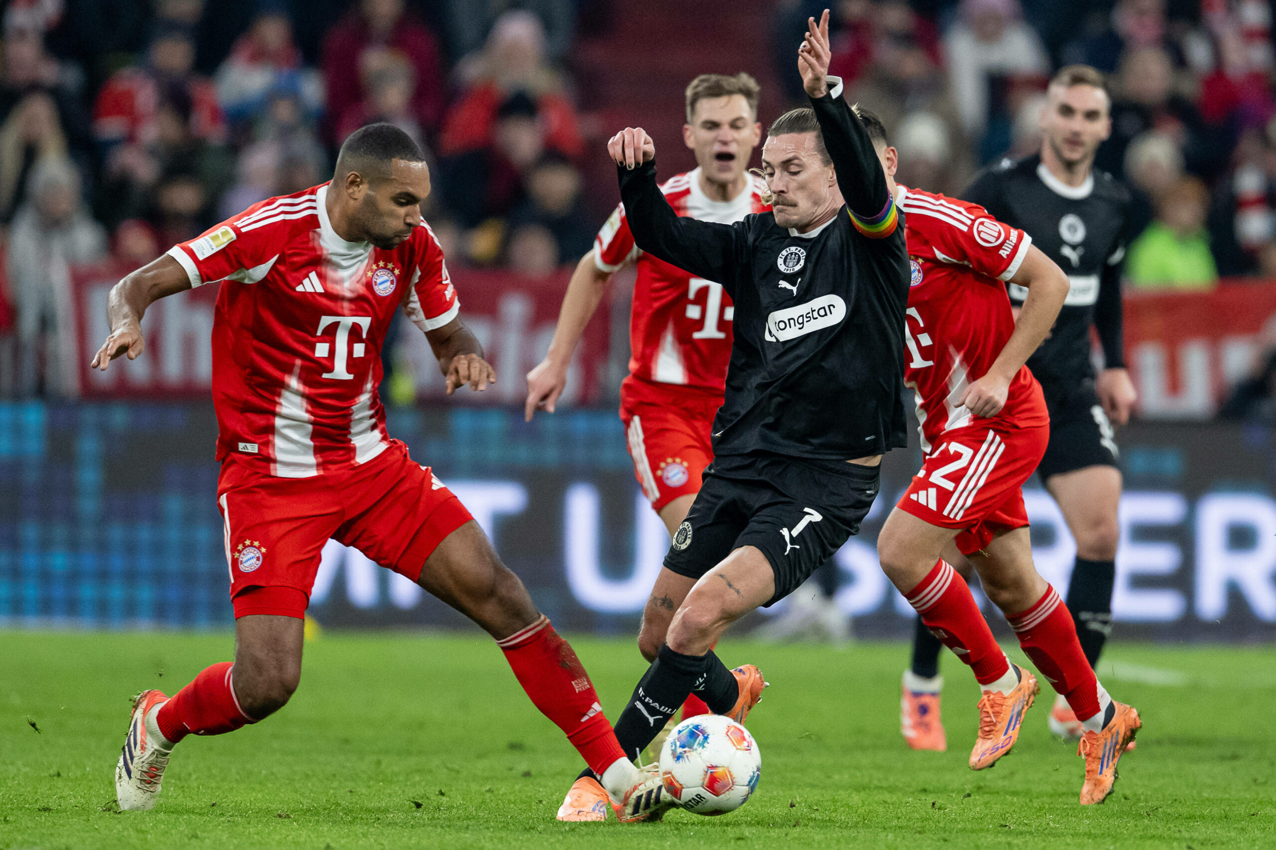 St. Pauli-Kapitän Jackson Irvine im Zweikampf mit Bayerns Jonathah Tah