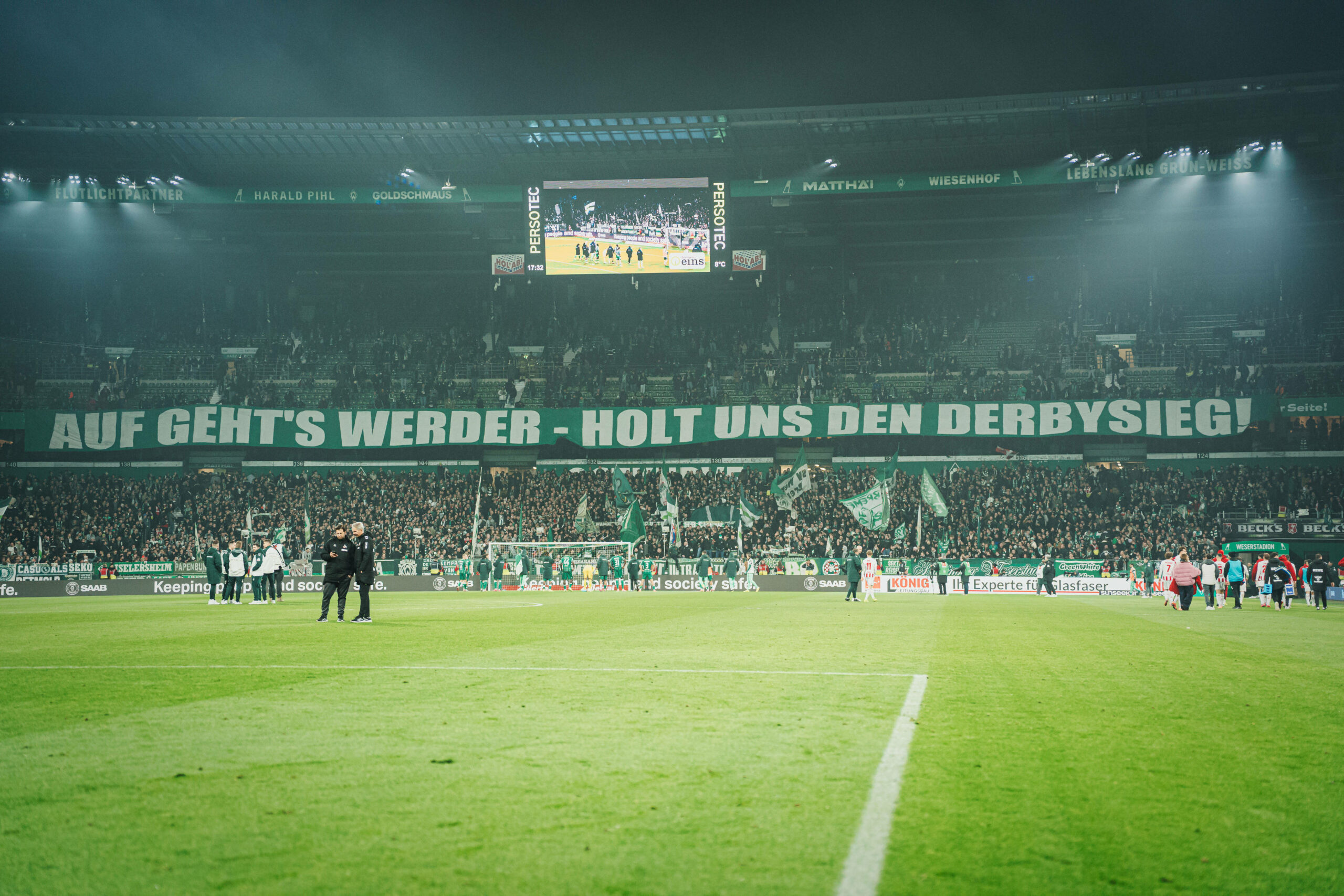 Im Weserstadion hängt über der Ostkurve ein Banner mit der Aufschrift: „Auf geht‘s Werder – holt euch den Derbysieg“
