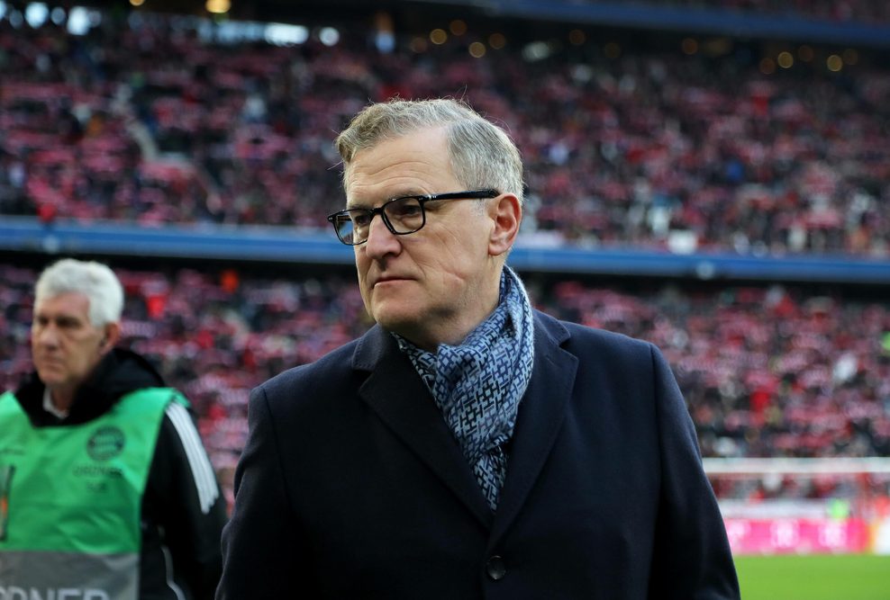 FC Bayern-Vorstand Jan-Christian Dreesen schaut ernst
