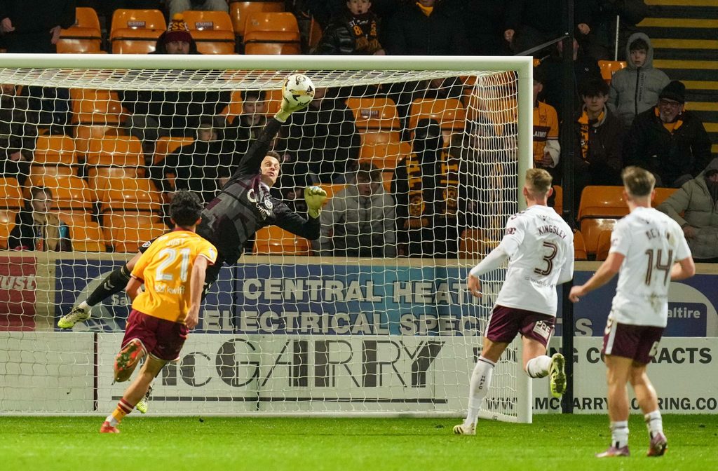 Hearts of Midlothian-Torwart Alexander Schwolow pariert einen Schuss