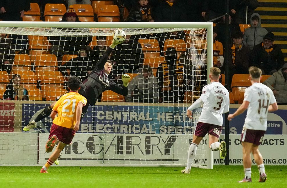 Hearts of Midlothian-Torwart Alexander Schwolow pariert einen Schuss