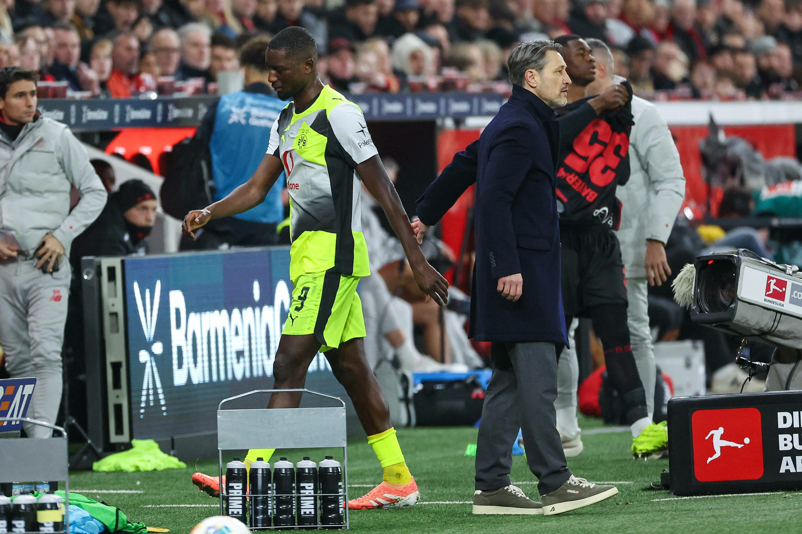 Serhou Guirassy geht an BVB-Trainer Niko Kovac vorbei