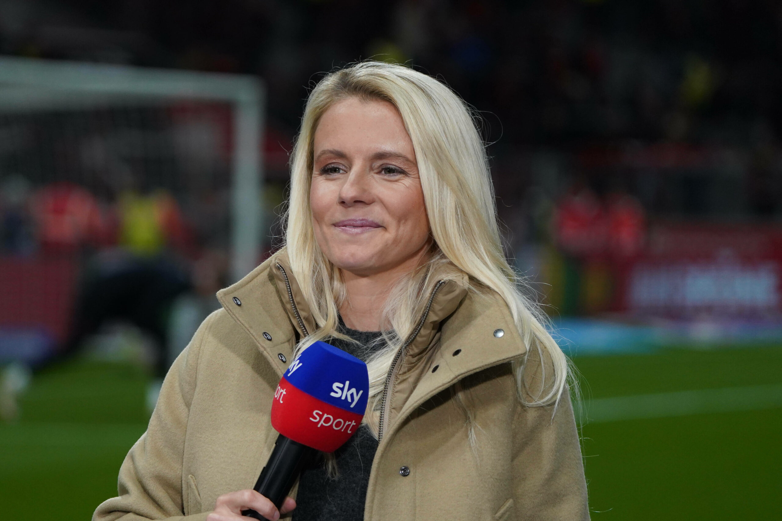 Julia Simic am Sky-Mikrofon