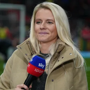 Julia Simic am Sky-Mikrofon