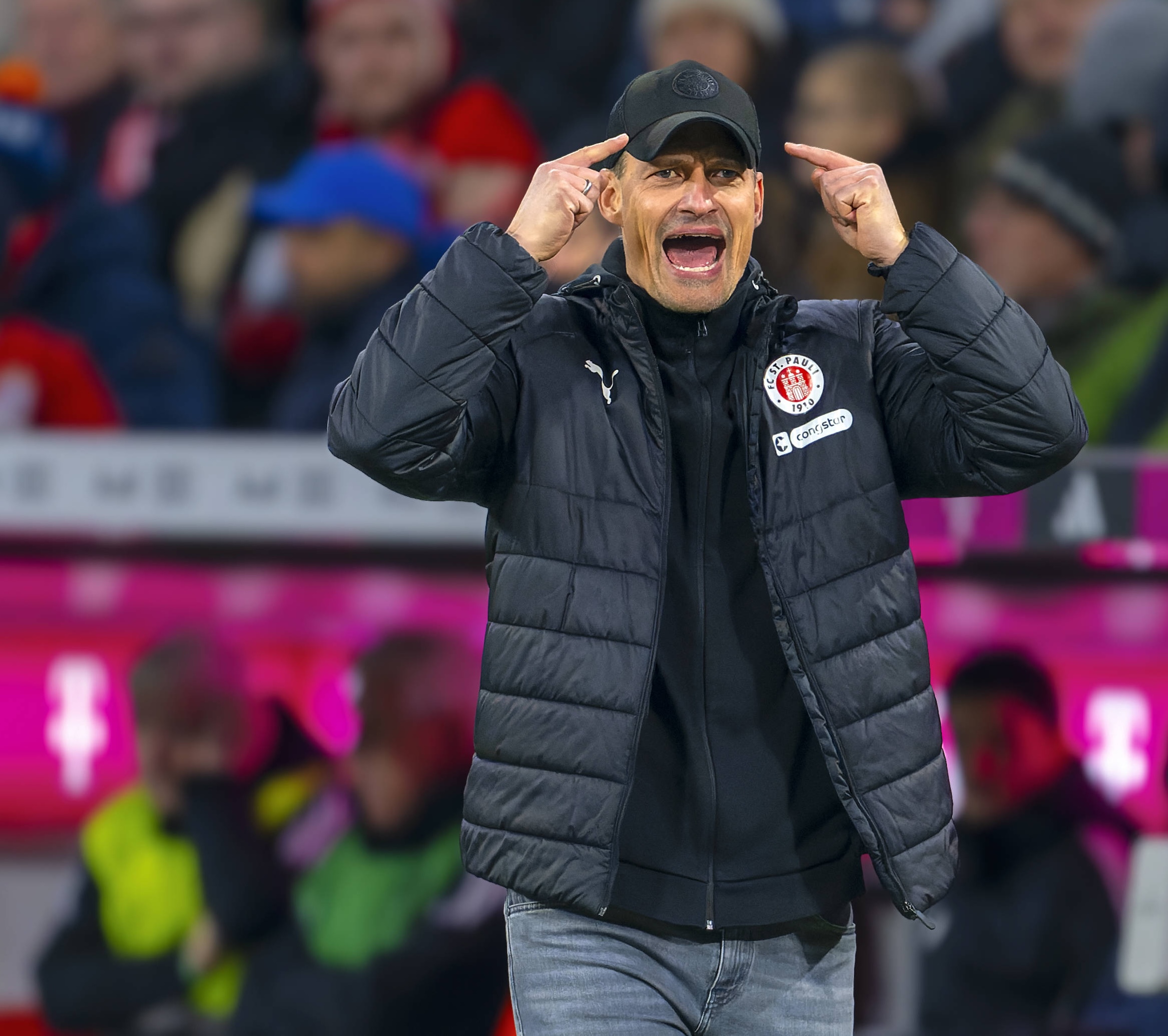 Alexander Blessin schreit und hebt die Zeigefinger