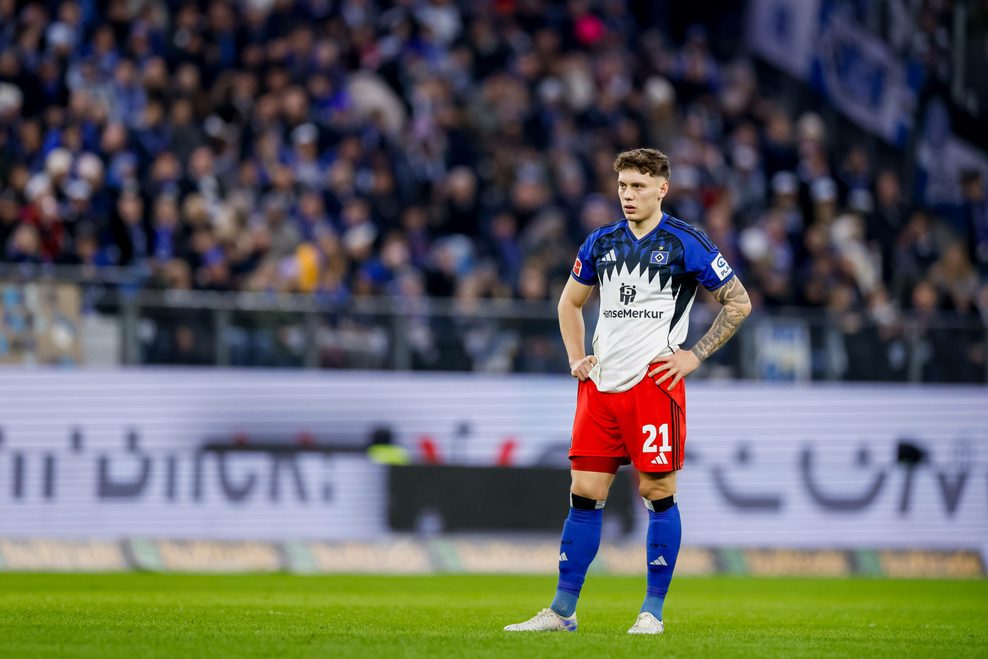 Nicolai Remberg steht auf dem Rasen des Volksparkstadions