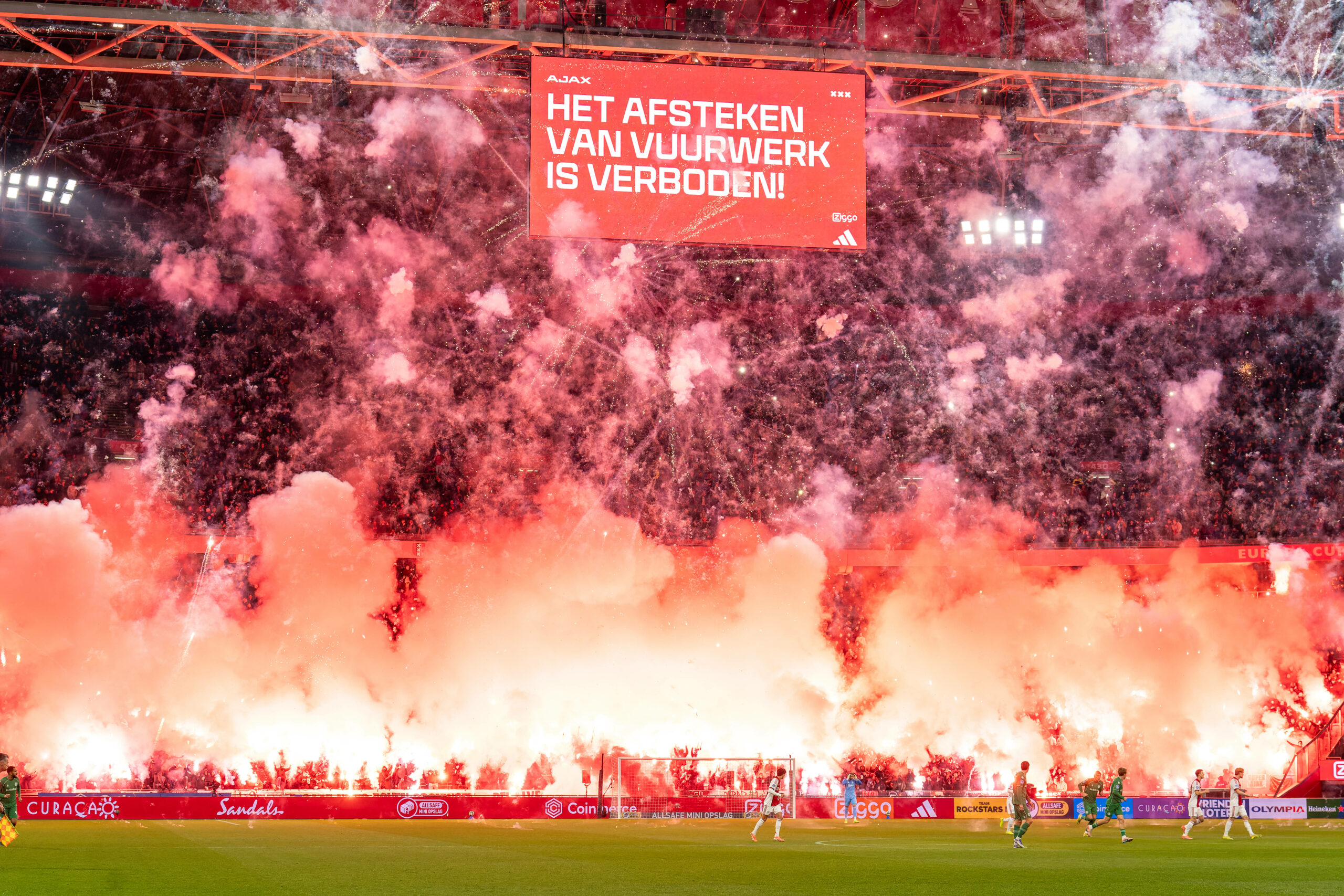 Fans von Ajax Amsterdam zünden Pyrotechnik