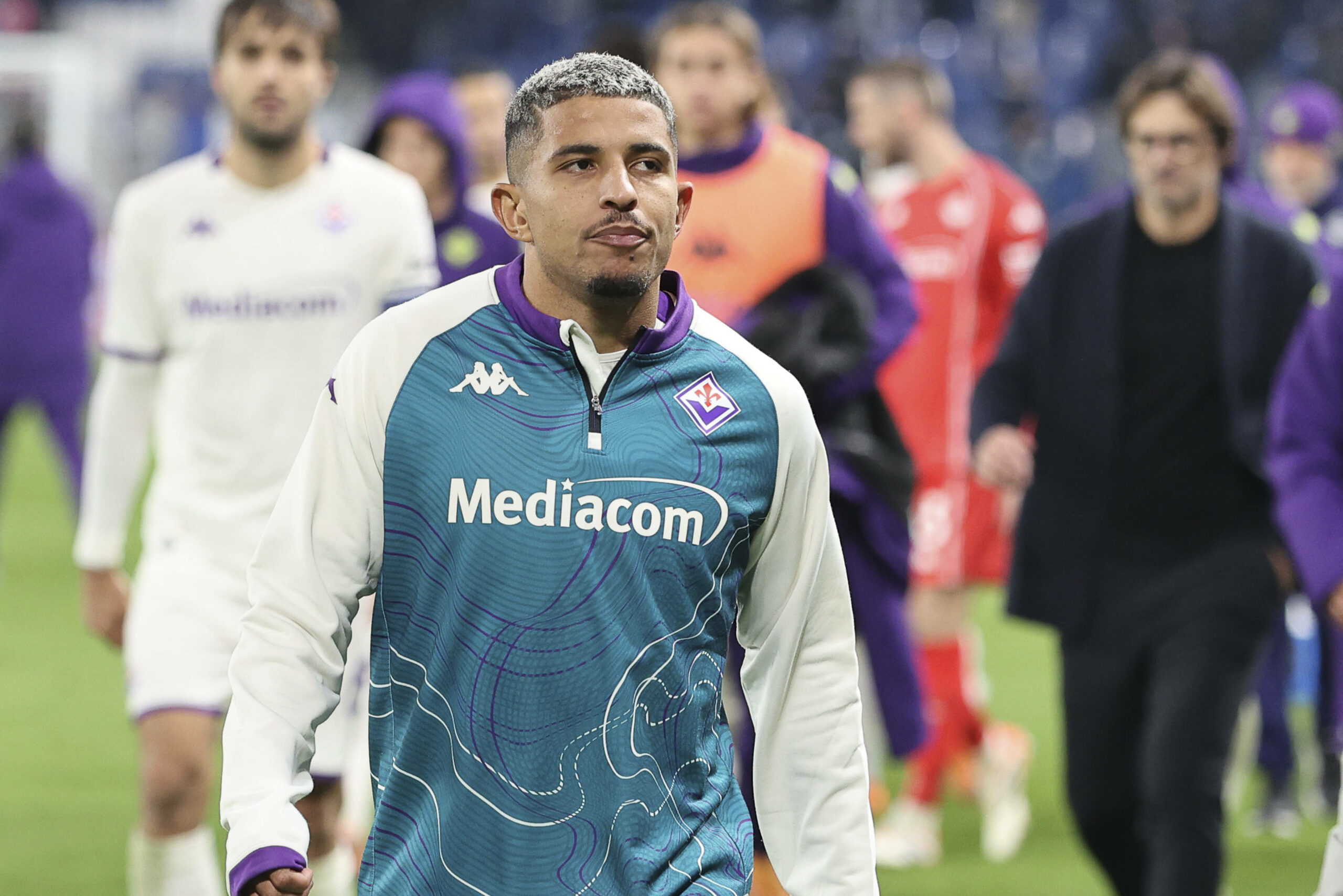 AC Florenz-Spieler Dodo schaut skeptisch über das Spielfeld