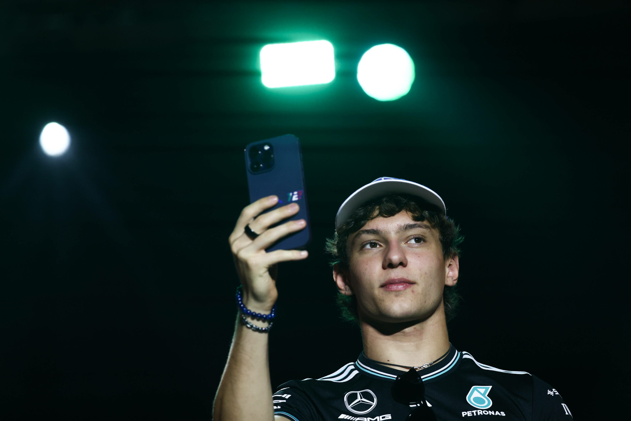 Mercedes-Pilot Kimi Antonelli mit Handy