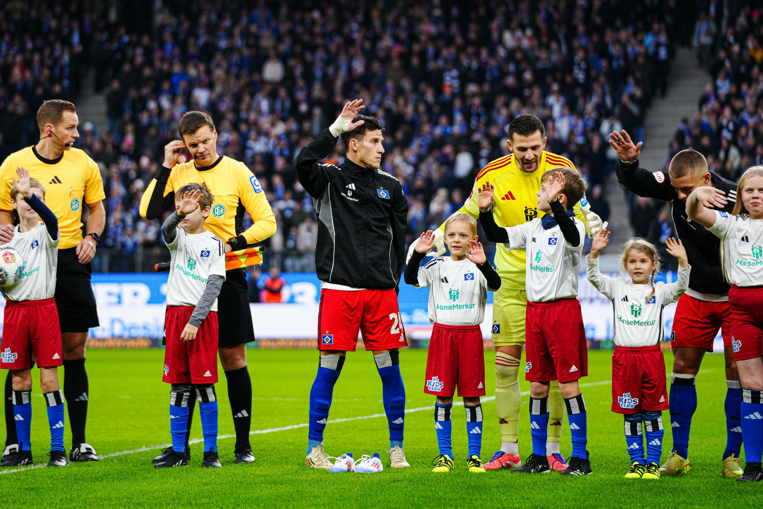 Nicolás Capaldo, Daniel Heuer Fernandes und Miro Muheim winken mit Einlaufkindern