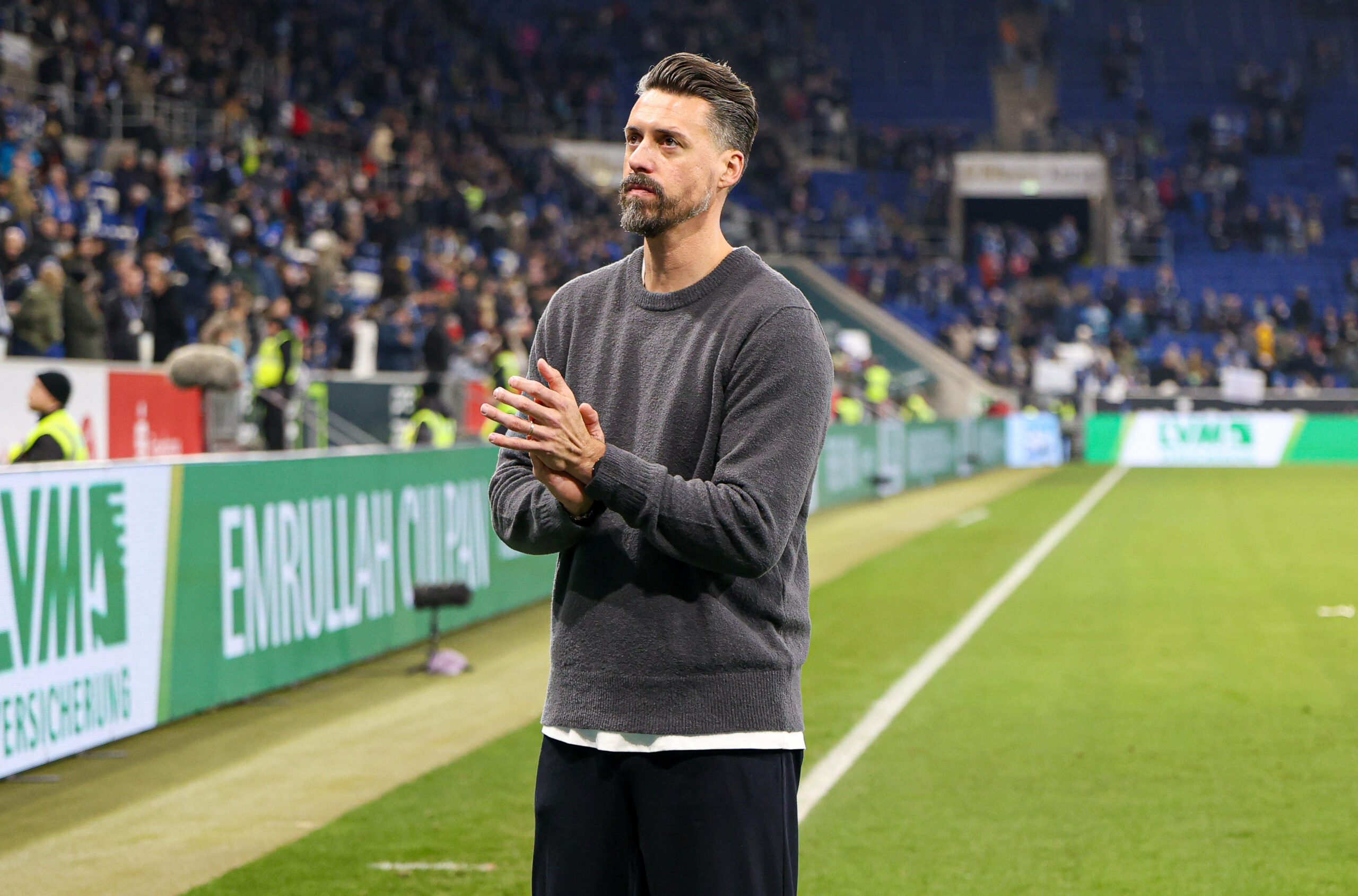 Sandro Wagner applaudiert den Fans