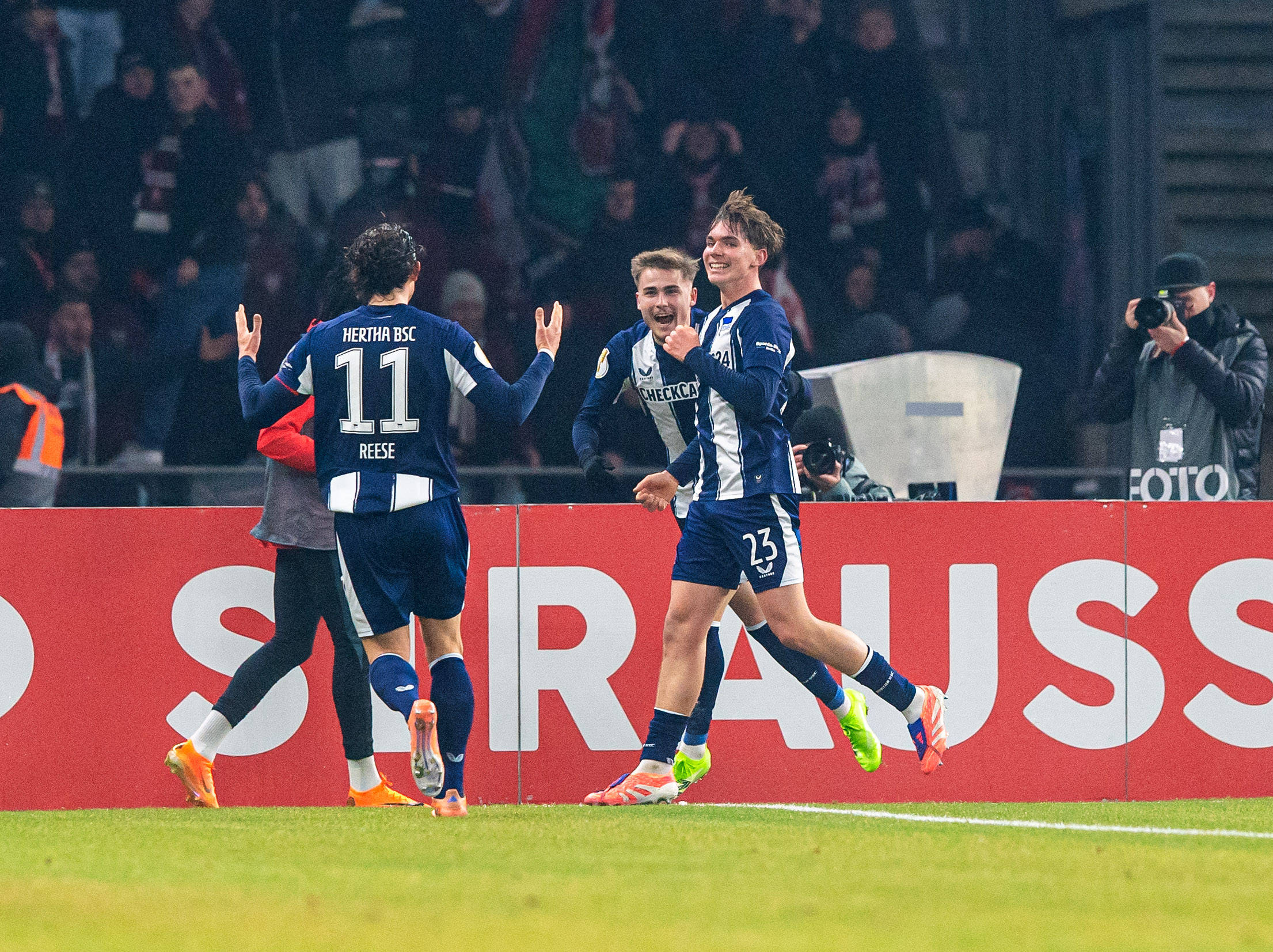 Herthas Kennet Eichhorn wird für sein Tor gegen Lautern gefeiert
