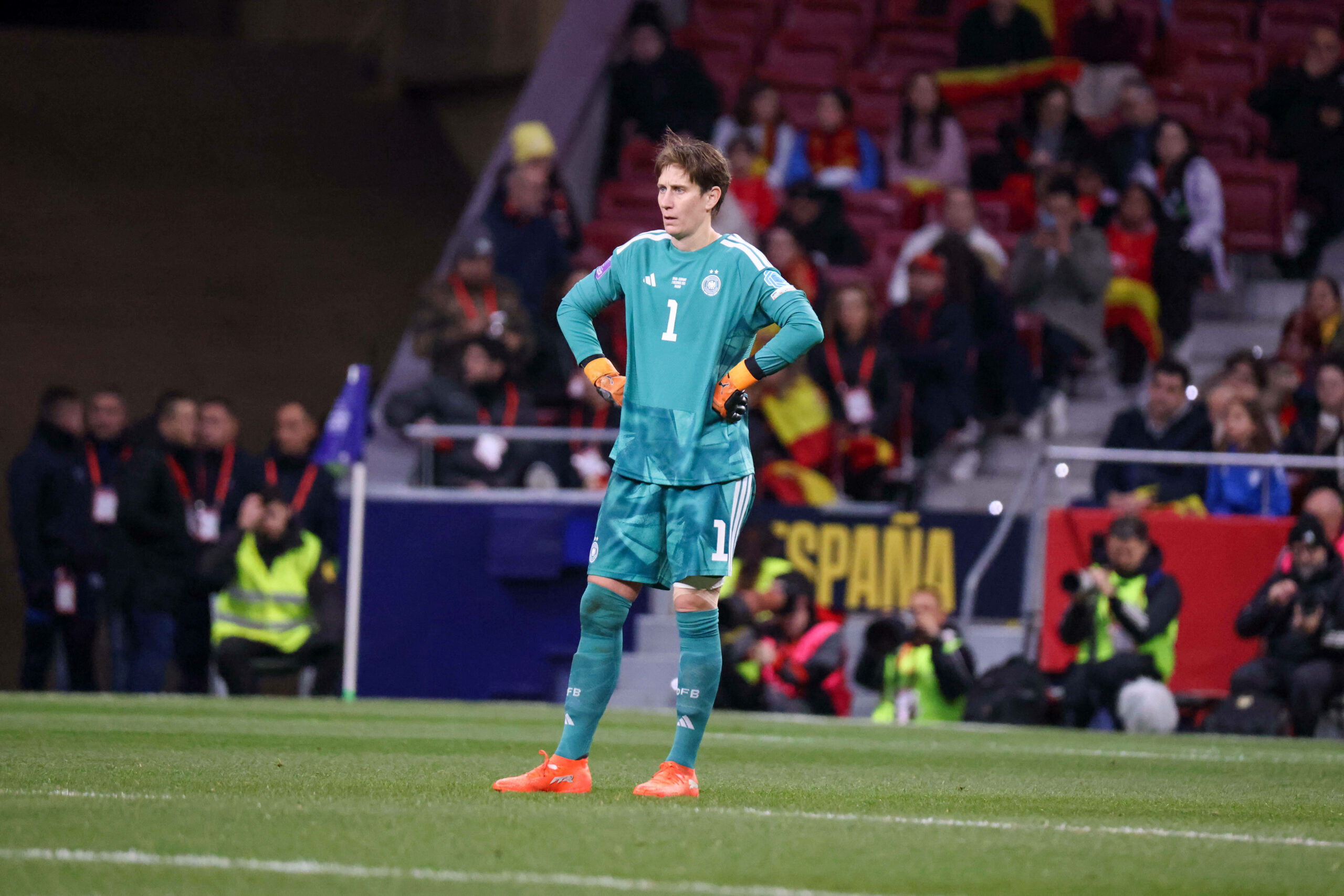 Deutschland-Torhüterin Ann-Katrin Berger schaut mit abgestützten Armen über das Spielfeld