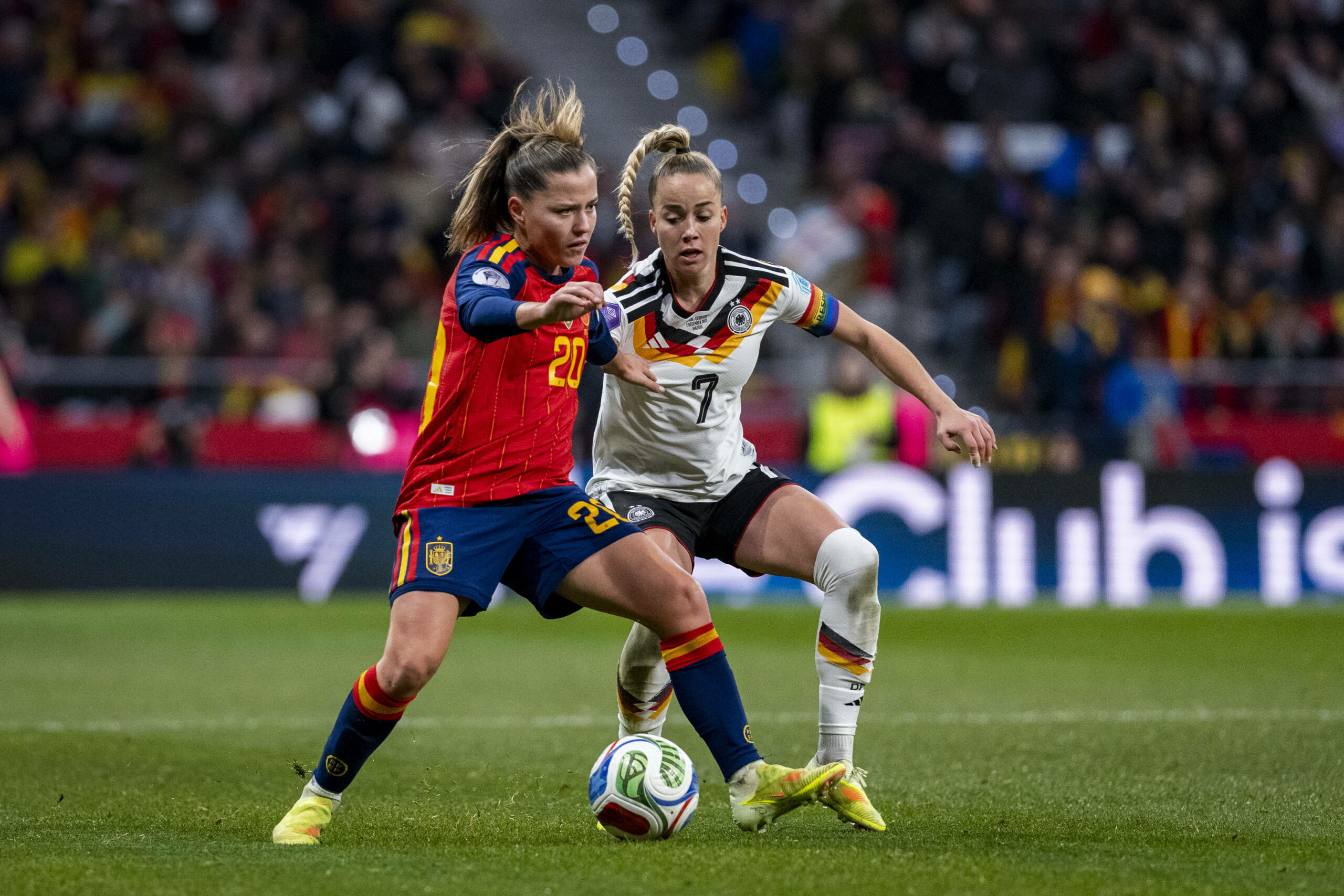 Claudia Pina setzt sich gegen DFB-Kapitänin Giulia Gwinn durch.