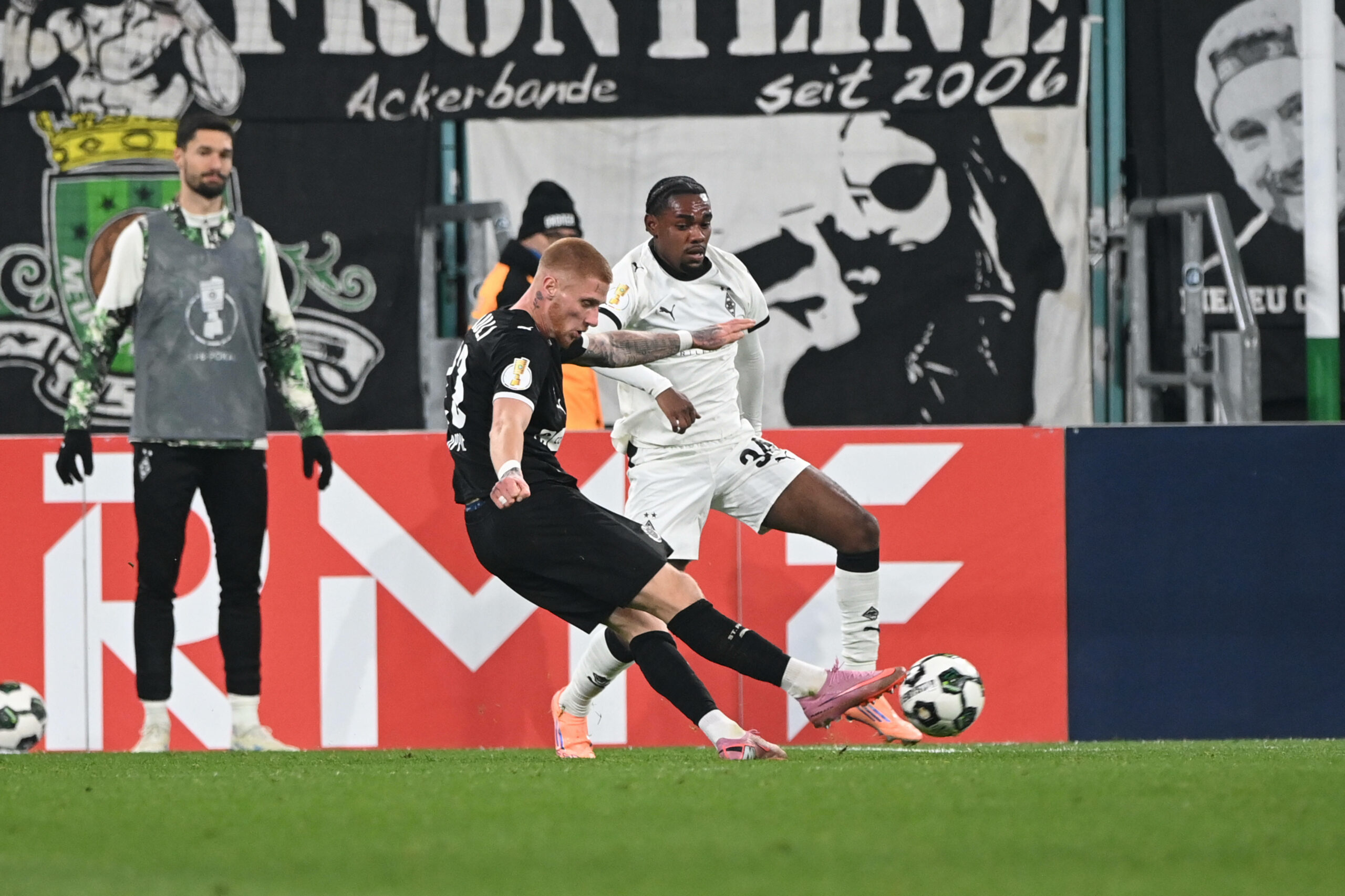 Louis Oppie erzielt St. Paulis Siegtreffer imn Gladbach