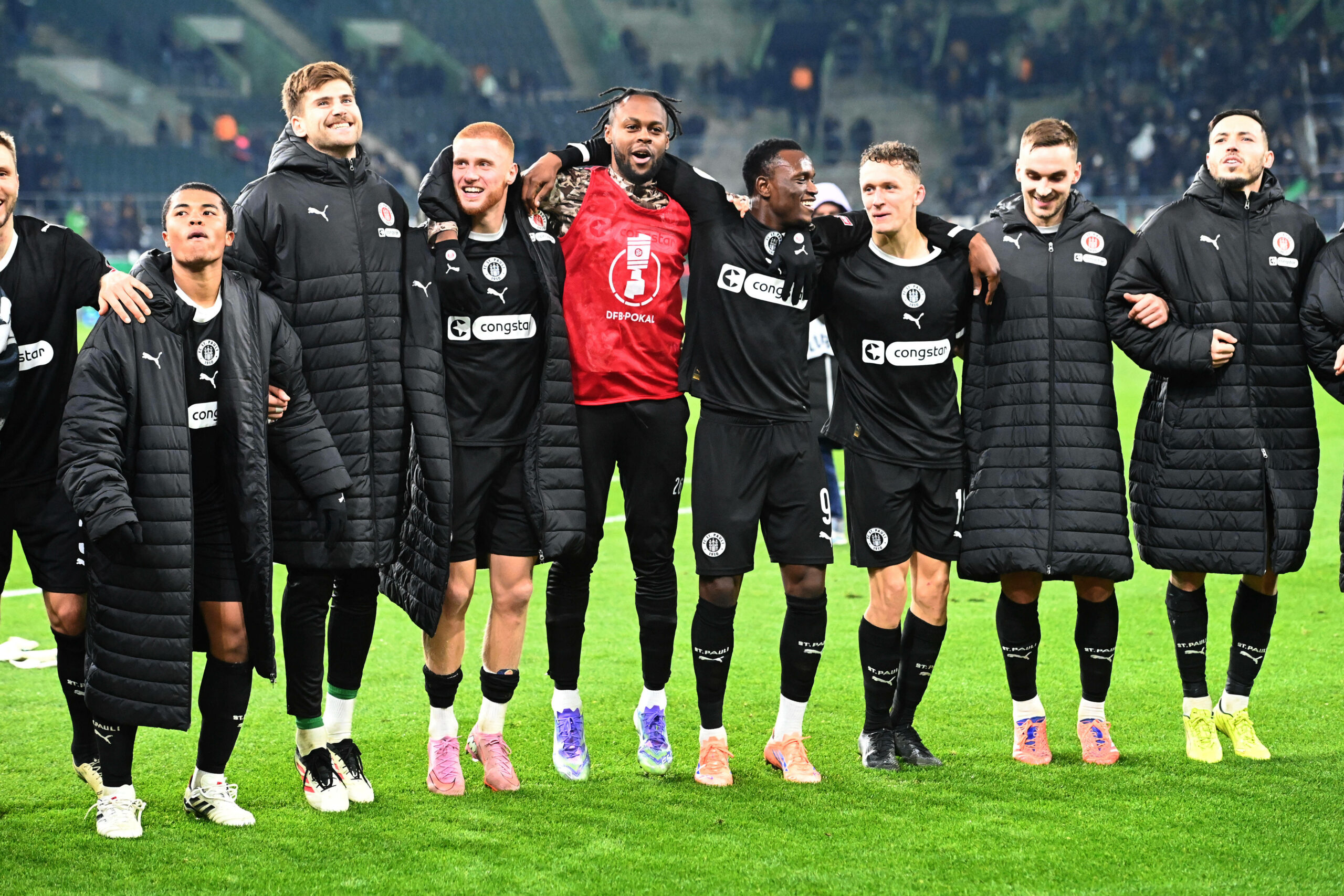 Endlich wieder mit den Fans feiern: St. Paulis Profis freuten sich nach dem Sieg in Mönchengladbach ausgelassen.