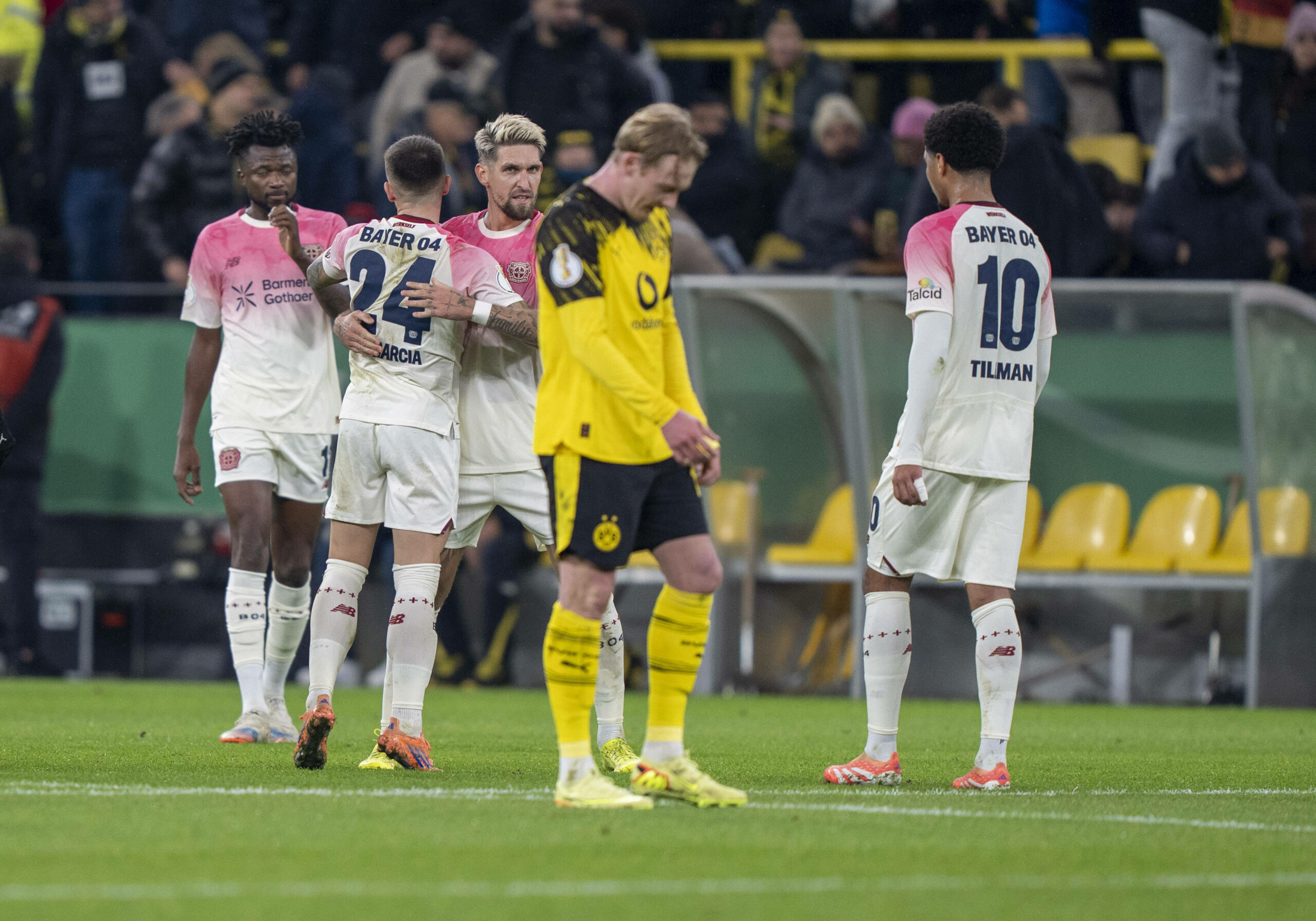 Julian Brandt war bedient, während die Leverkusener im Hintergrund der Viertelfinal-Einzug feierten.