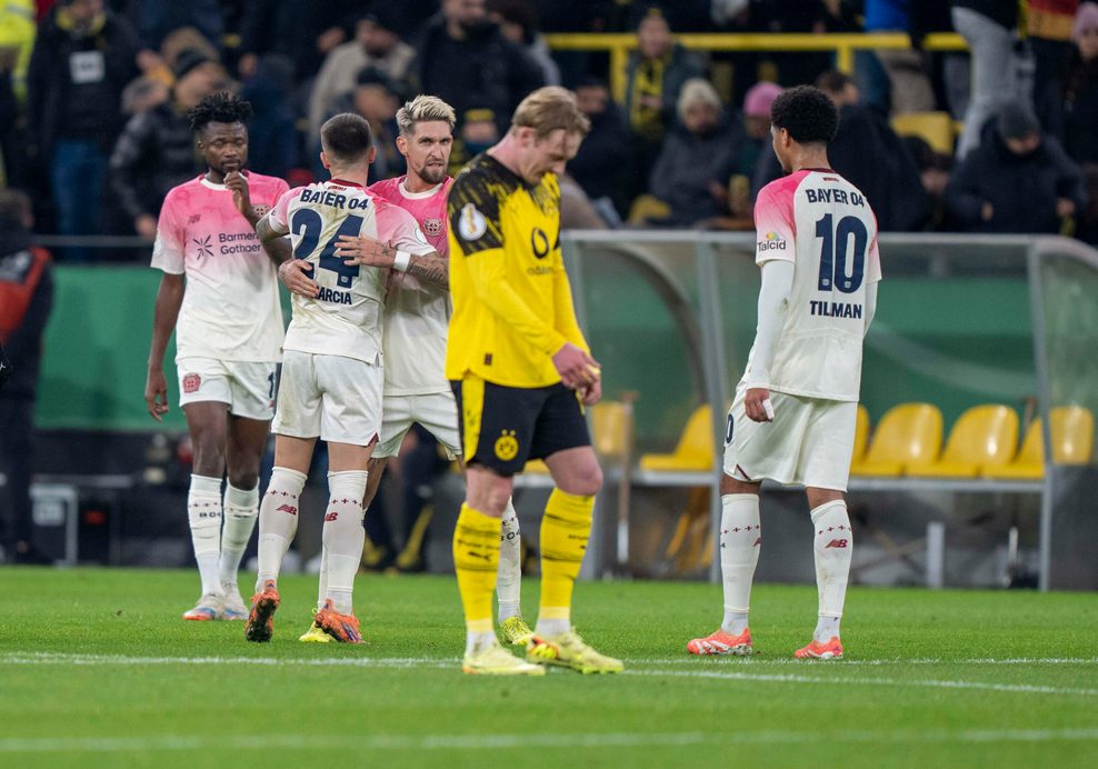 Julian Brandt war bedient, während die Leverkusener im Hintergrund der Viertelfinal-Einzug feierten.