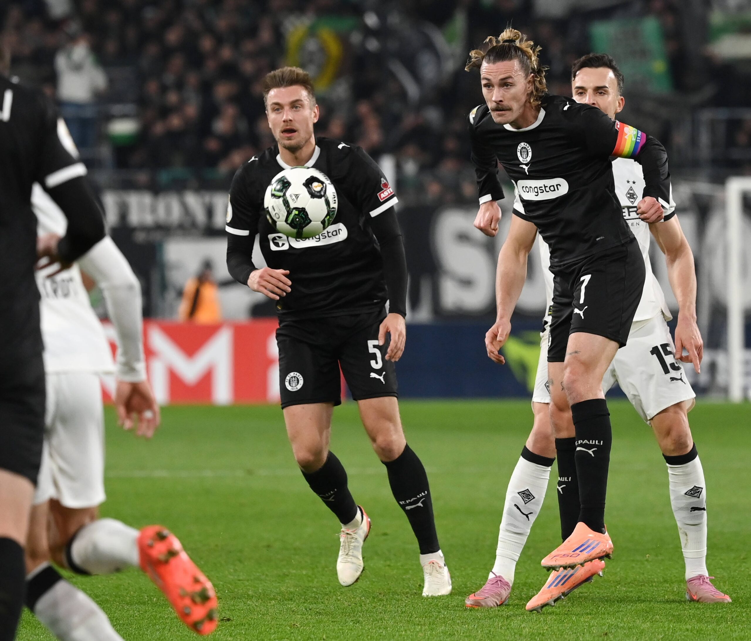 St. Paulis Jackson Irvine und Hauke Wahl in Gladbach