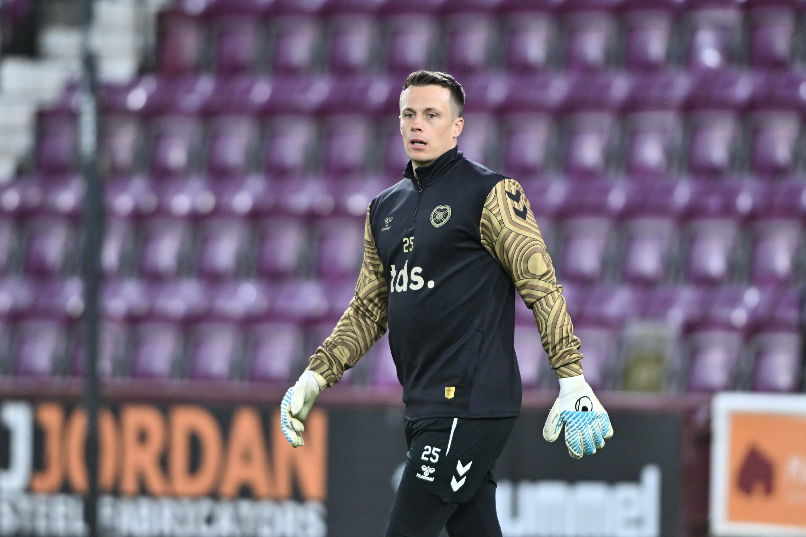 Hearts of Midlothian-Torwart Alexander Schwolow schaut über das Spielfeld