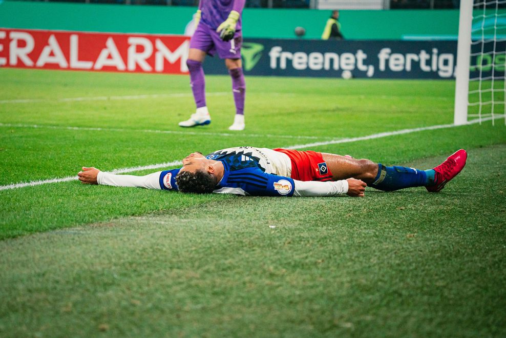 Ransford Königsdörffer liegt mit dem Rücken auf dem Spielfeld