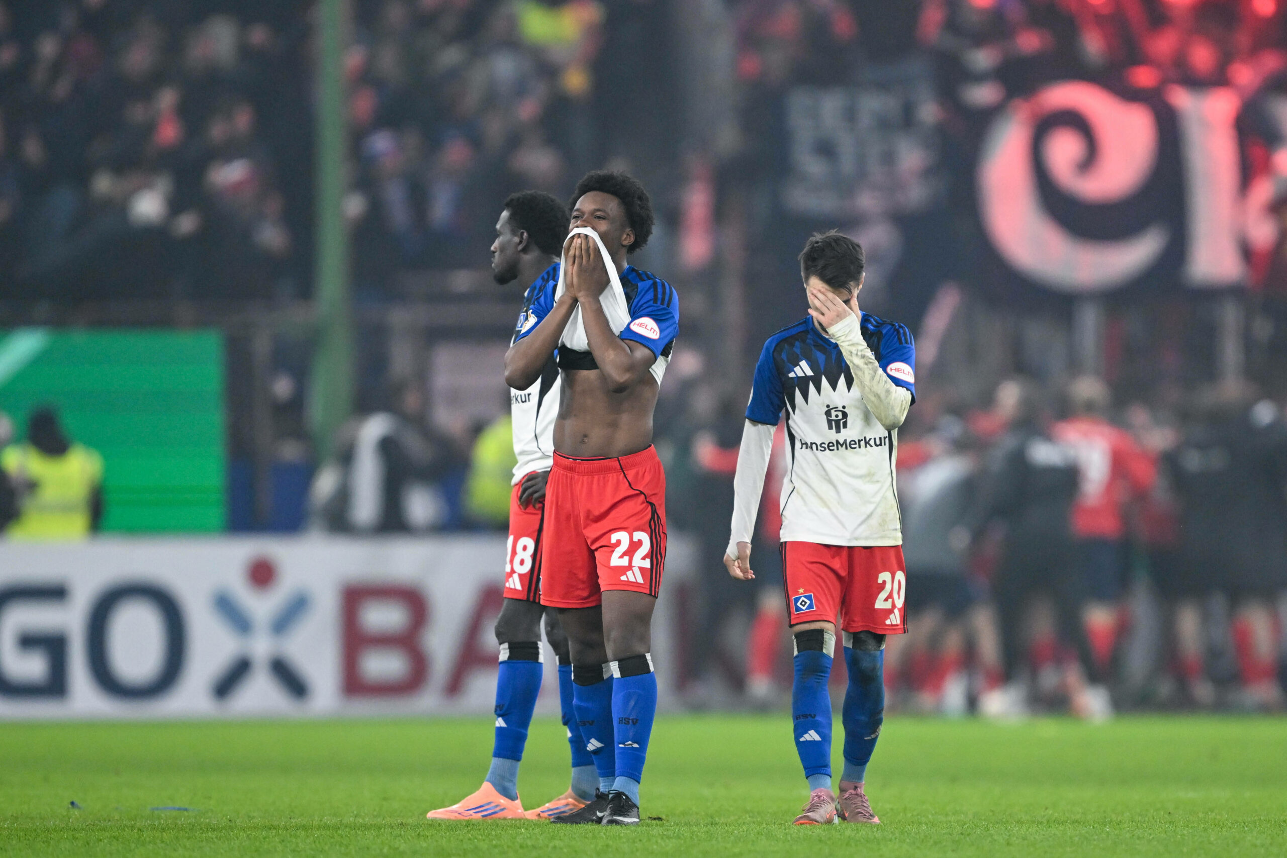 Die HSV-Profis Bakery Jatta, Aboubaka Soumahoro und Fabio Vieira sind nach dem Pokal-Aus enttäuscht