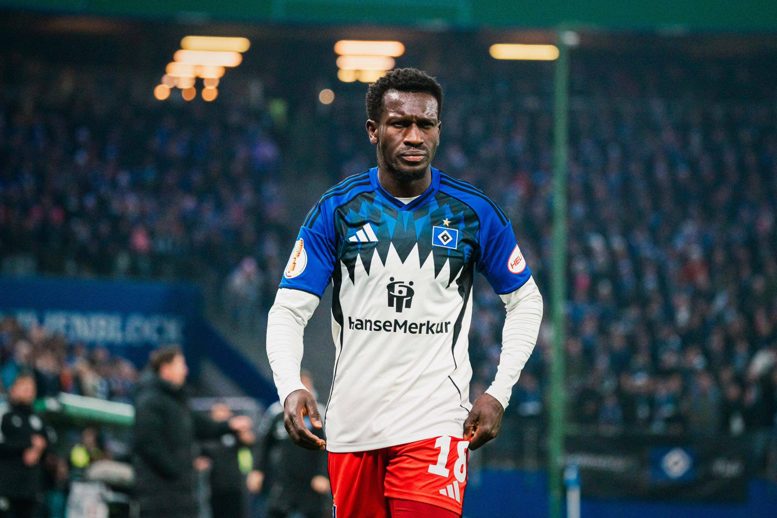 Bakery Jatta schaut im HSV-Trikot skeptisch über das Spielfeld