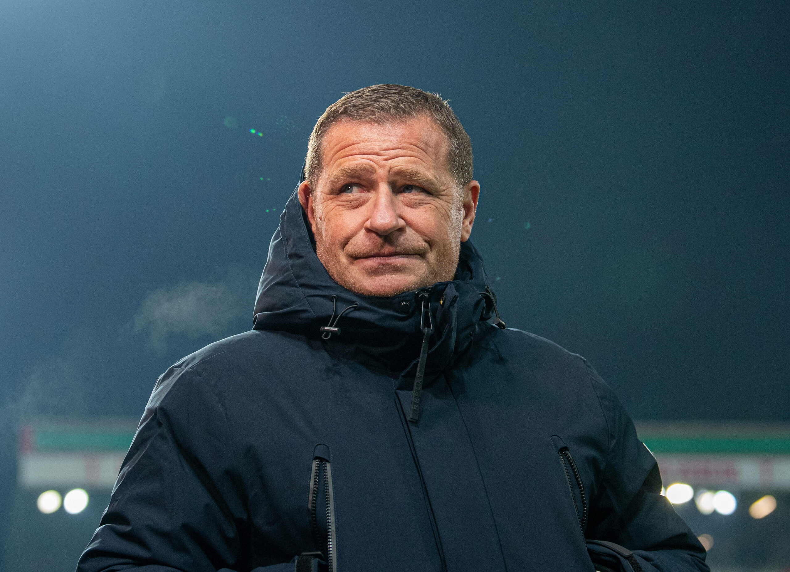 Sportvorstand des FC Bayern München, Max Eberl, runzelt die Stirn und schaut in die Luft