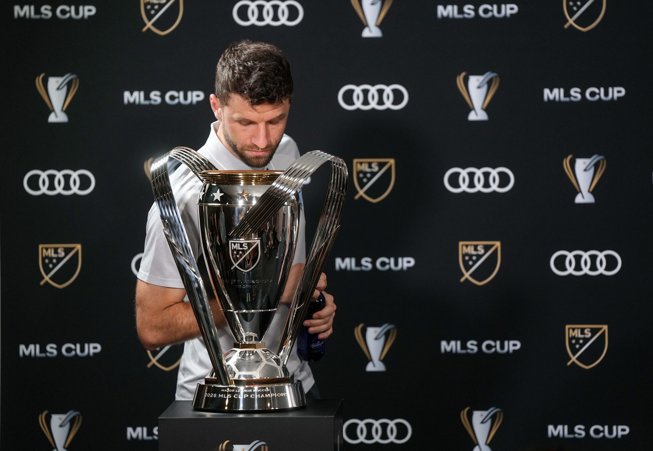 Thomas Müller schaut in den MLS-Pokal