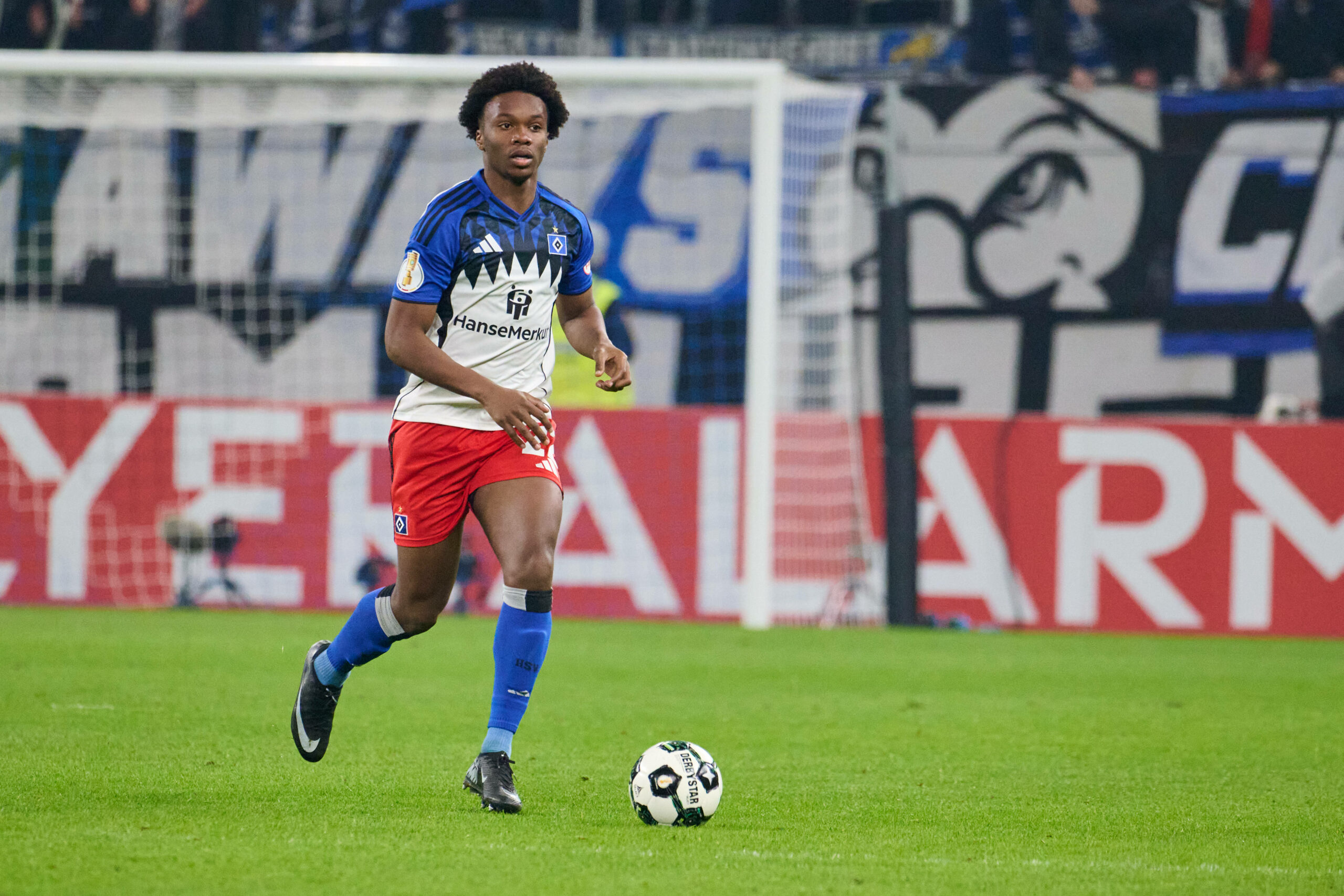 Aboubaka Soumahoro dribbelt am Ball