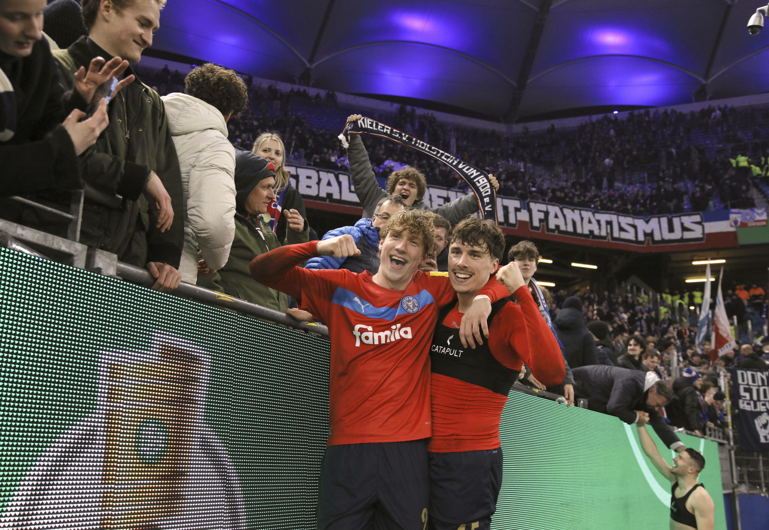Kiels Profis feierten am Mittwoch den Achtelfinal-Sieg beim HSV mit ihren Fans.