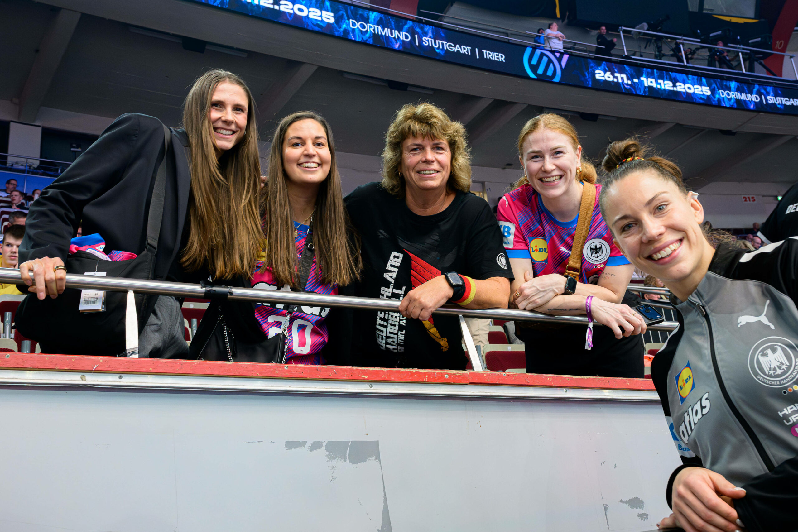 Alicia Langer, Andrea Bölk, Meike Schmelzer und Emily Vogel schauen glücklich am Rande der Handball-WM