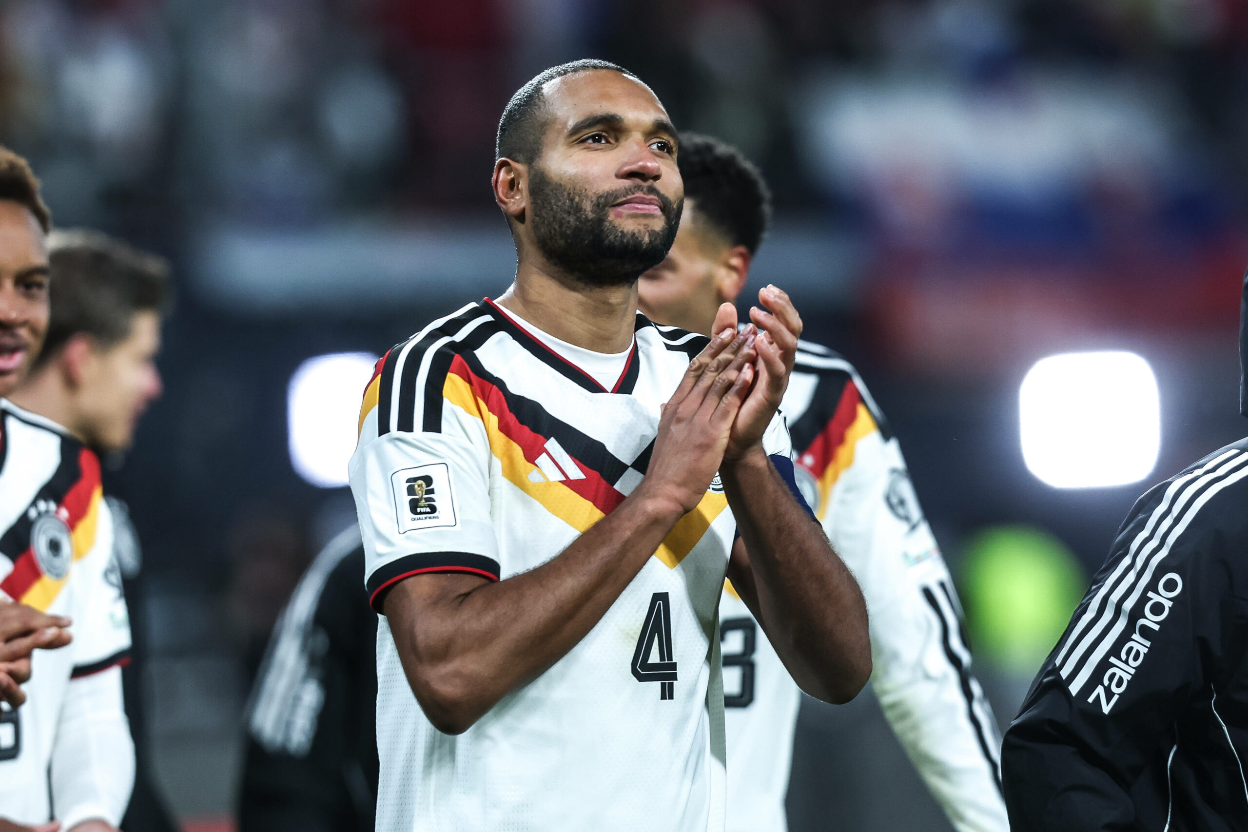 Jonathan Tah applaudiert im Deutschland-Trikot