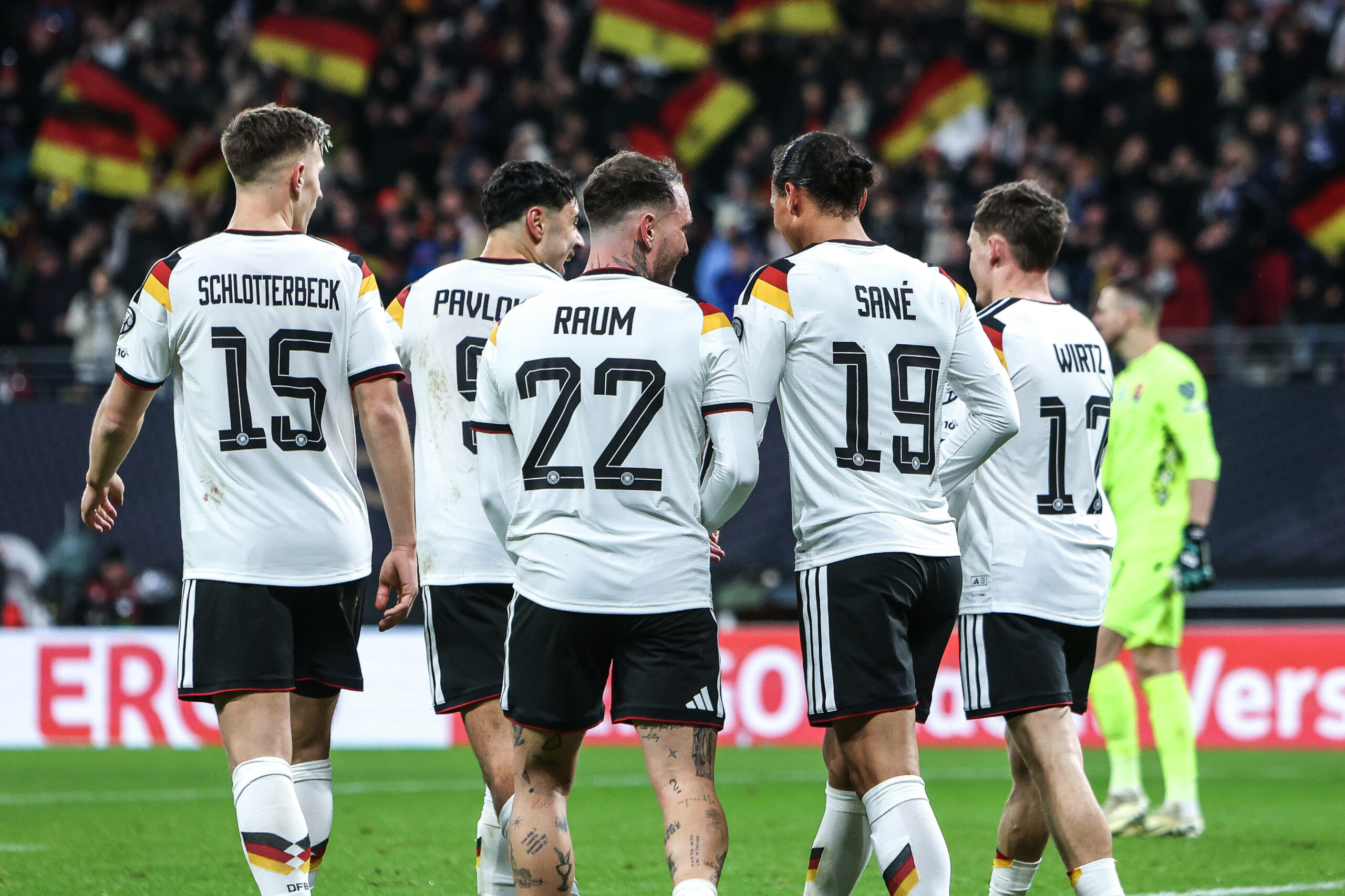 Spieler der deutschen Nationalmannschaft gehen nebeneinander über das Feld