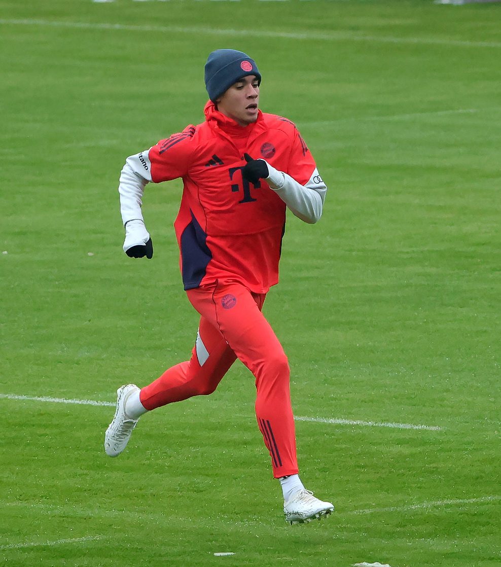 Jamal Musiala läuft auf dem Trainingsplatz