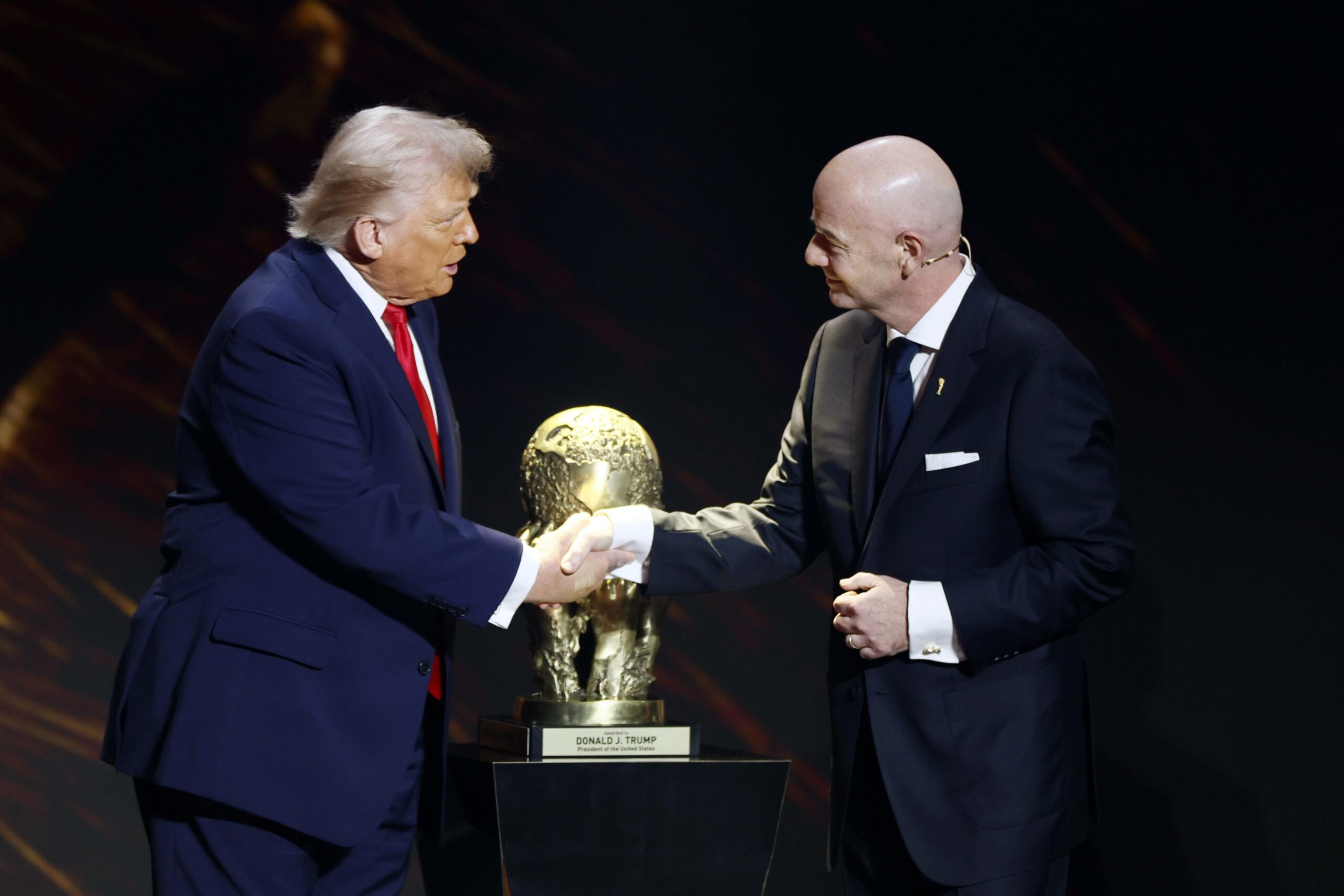 Präsidenten unter sich: Gianni Infantino (FIFA) schanzt Donald Trump (USA) einen Preis zu.