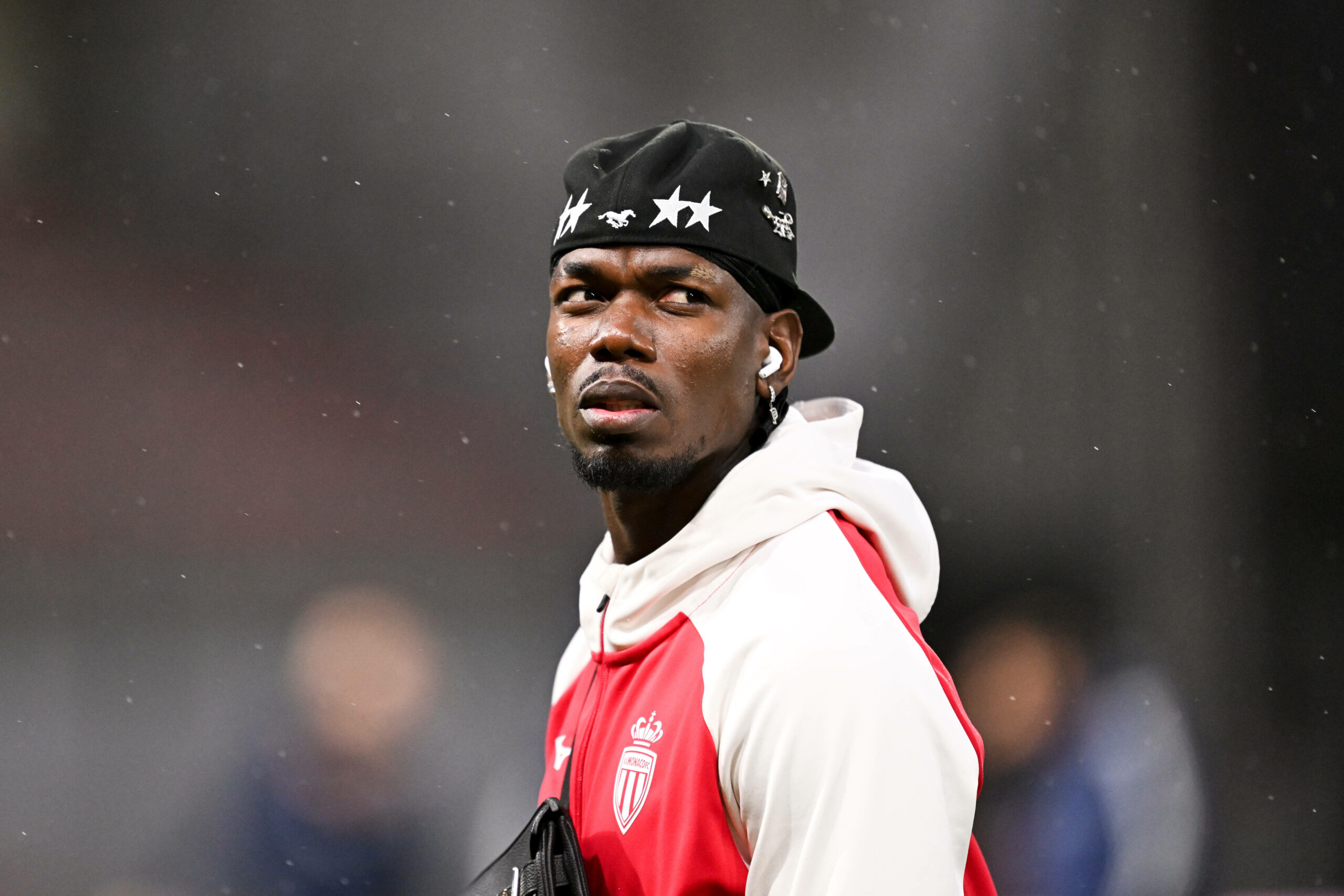 Fußballprofi Paul Pogba schaut beim Aufwärmen ernst