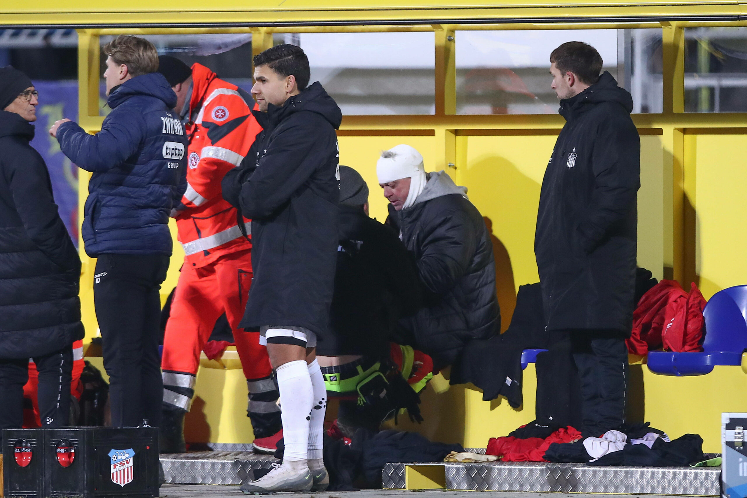 Zwickauer Busfahrer wird nach Becherwurf auf der Bank behandelt