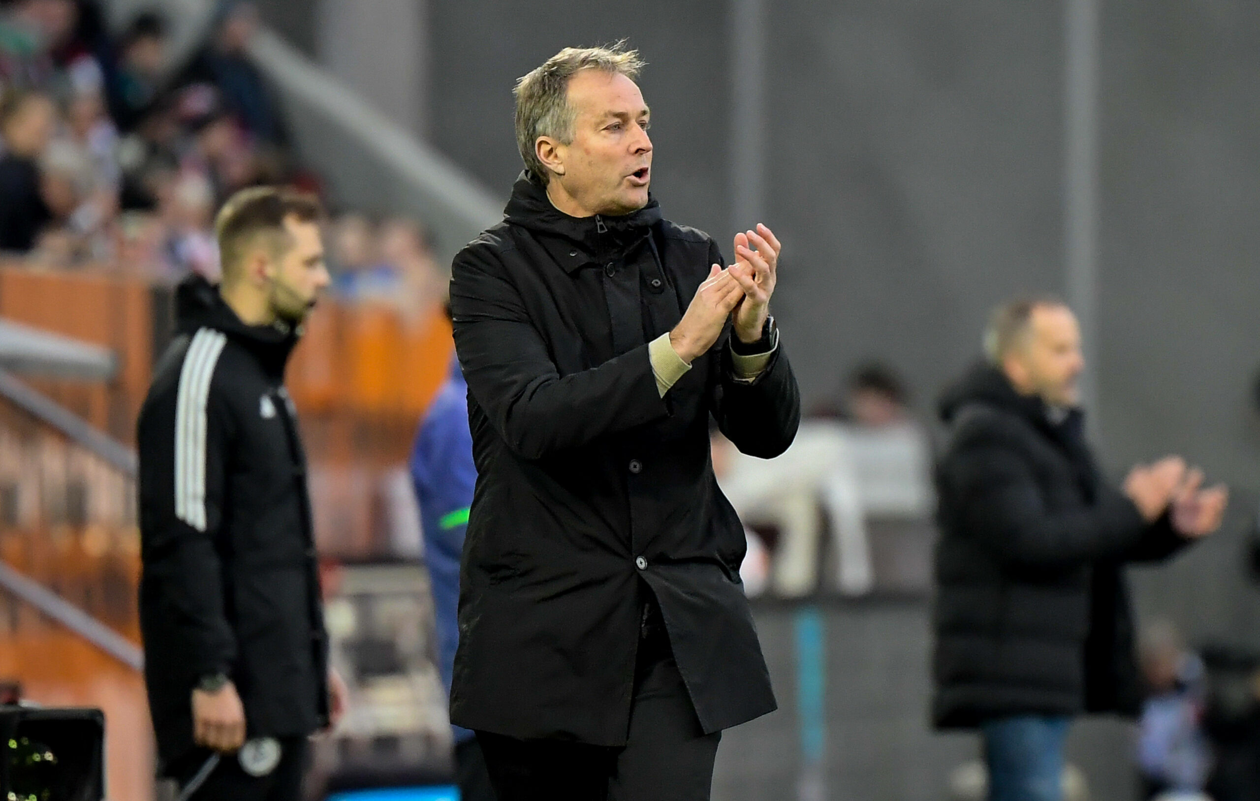 Kasper Hjulmand applaudiert an der Seitenlinie