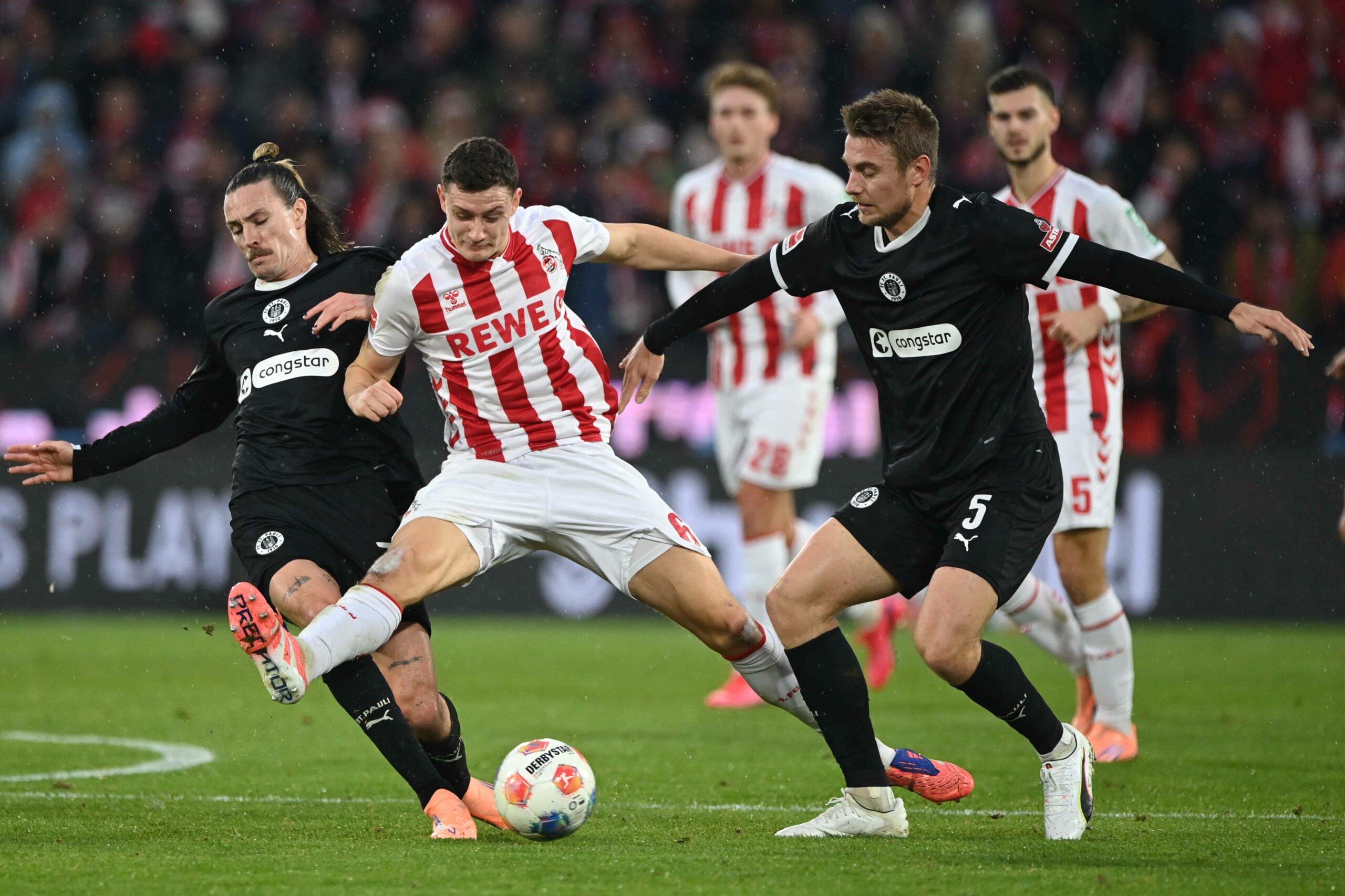 Jackson Irvine und Hauke Wahl versuchen den Ball zu gewinnen